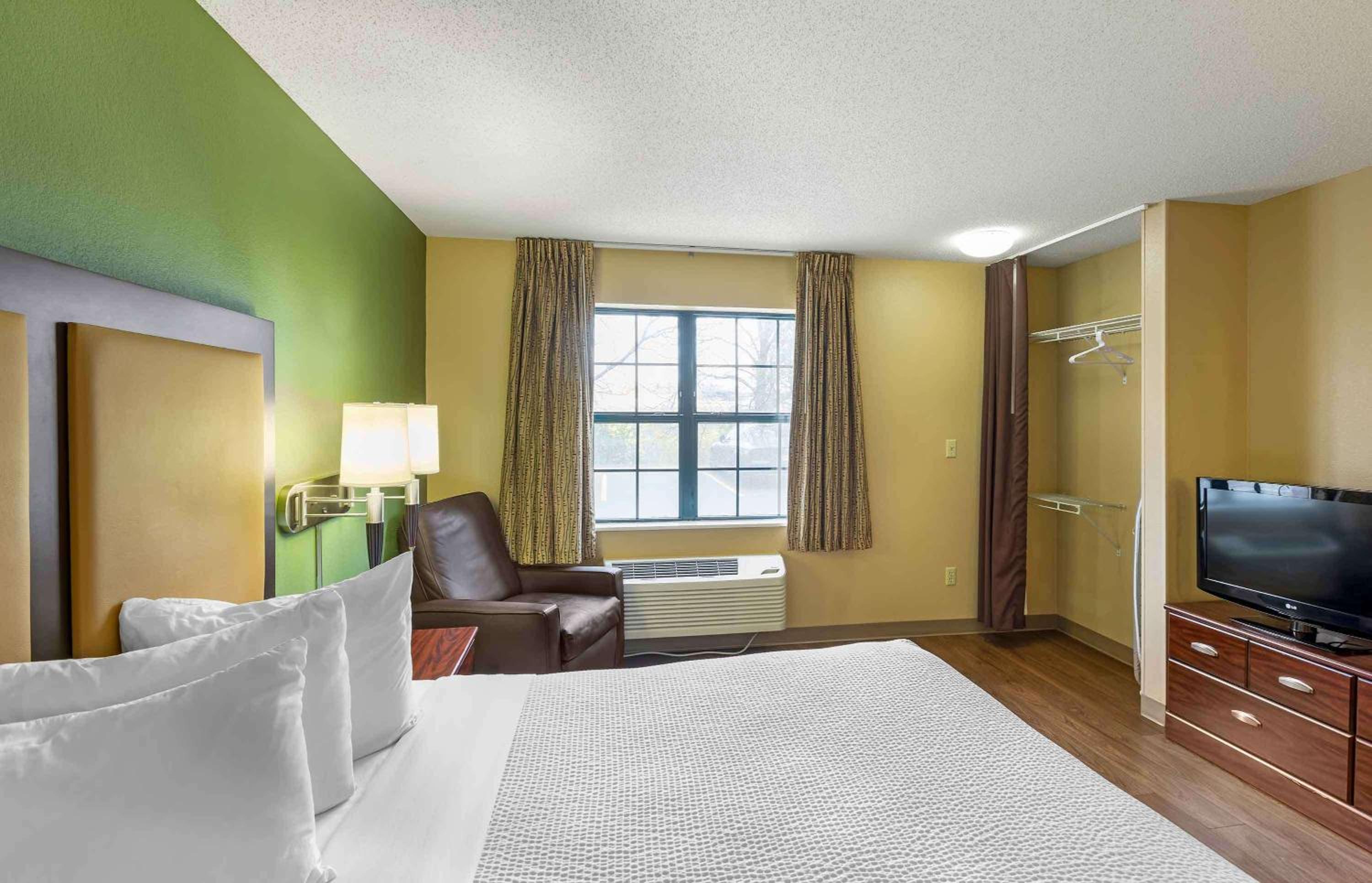 Queen studio with 1 Queen Bed - Disability Access/Non-Smoking - Photo 7