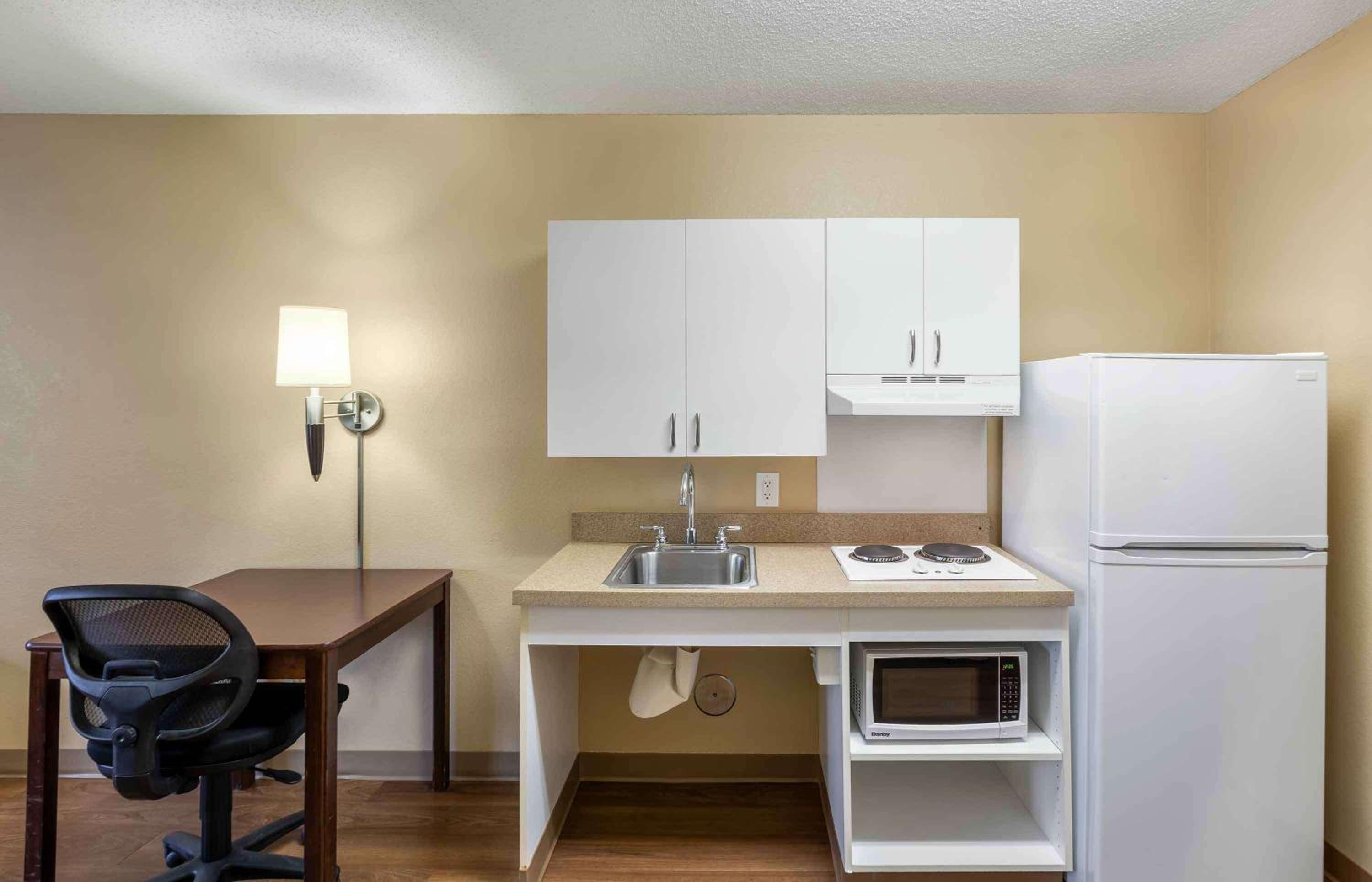 Queen studio with 1 Queen Bed - Disability Access/Non-Smoking - Photo 6