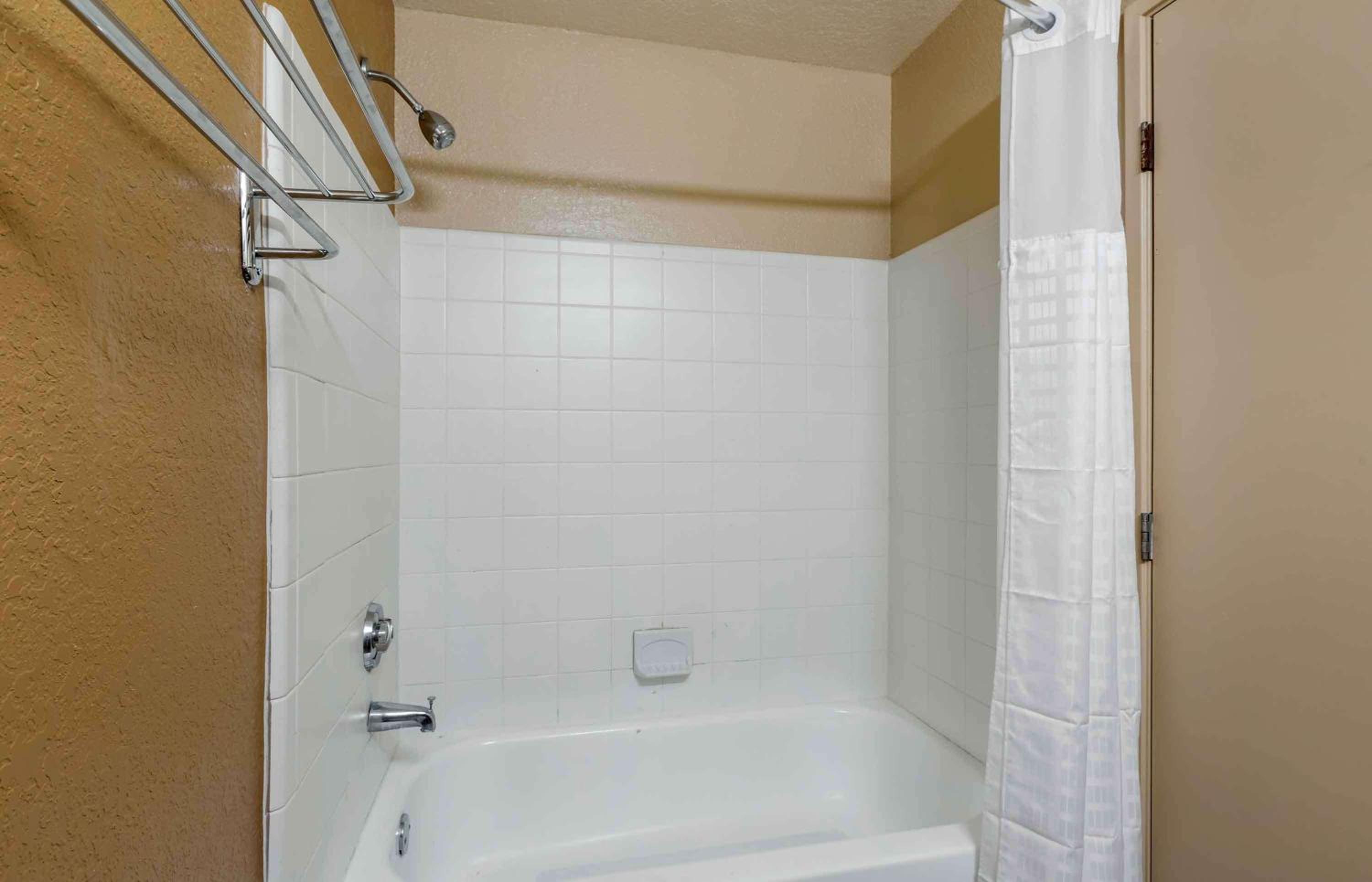 Deluxe Studio with 1 King Bed - Non-Smoking - Photo 8