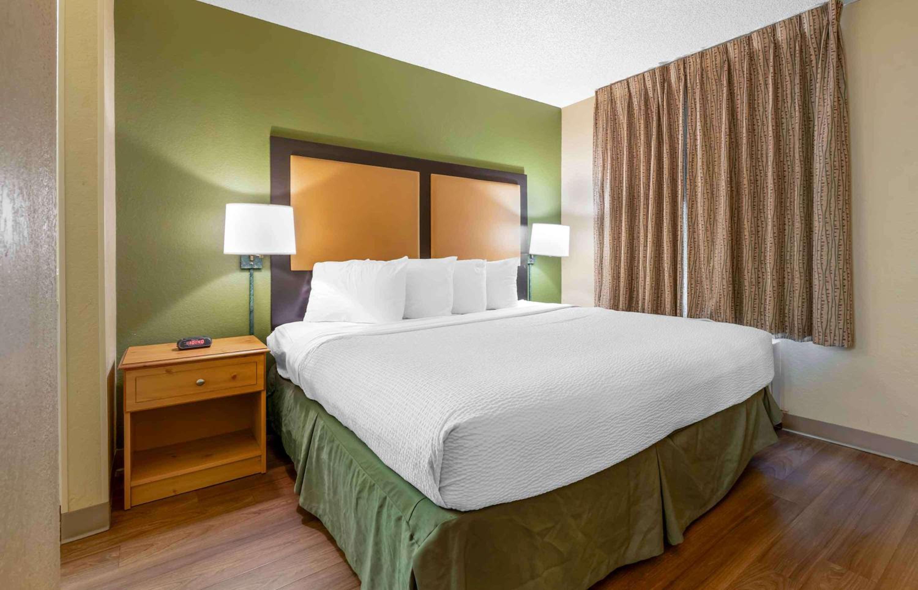 Deluxe Studio with 1 King Bed - Non-Smoking - Photo 1