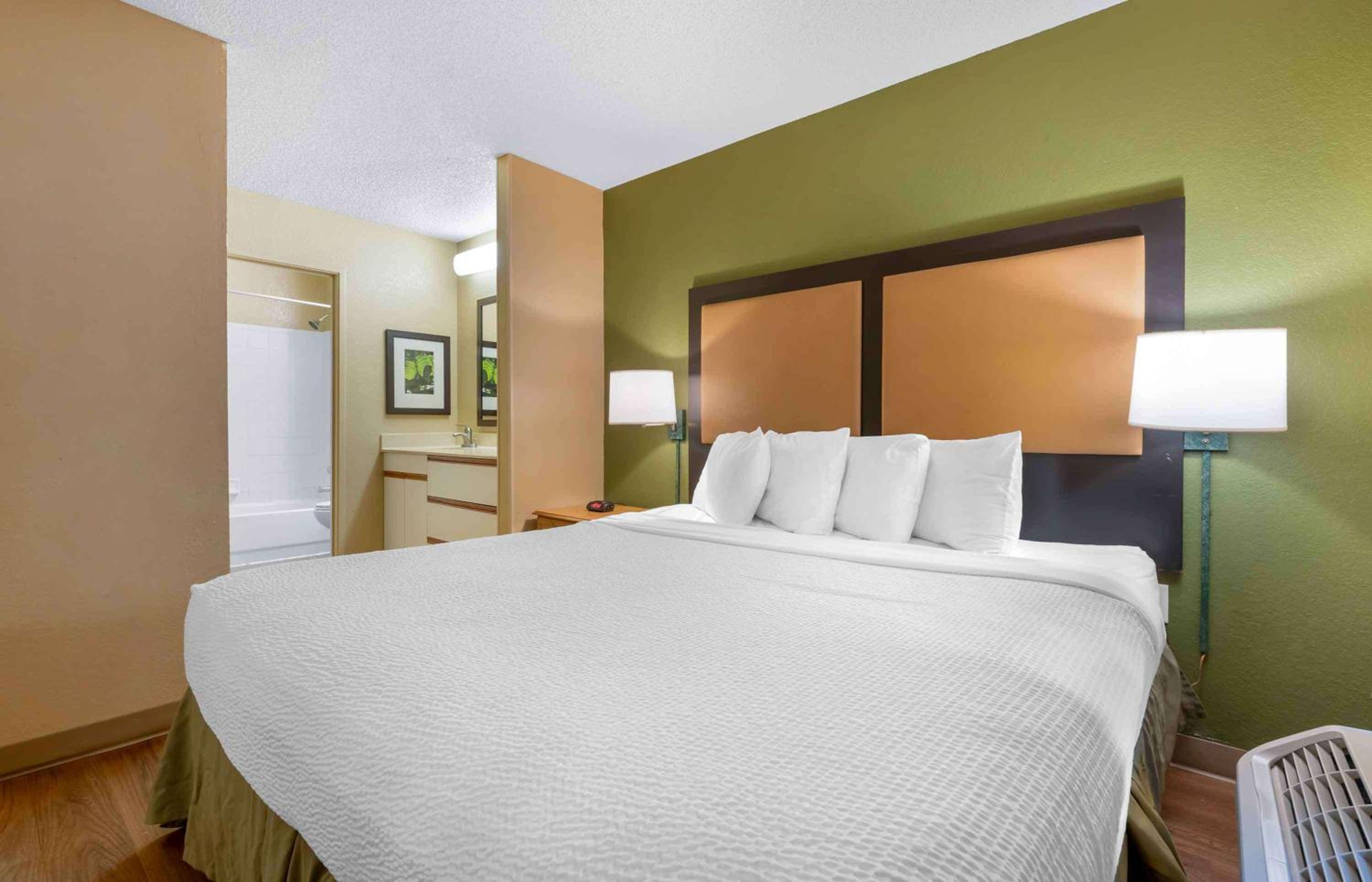 Deluxe Studio with 1 King Bed - Non-Smoking - Photo 7