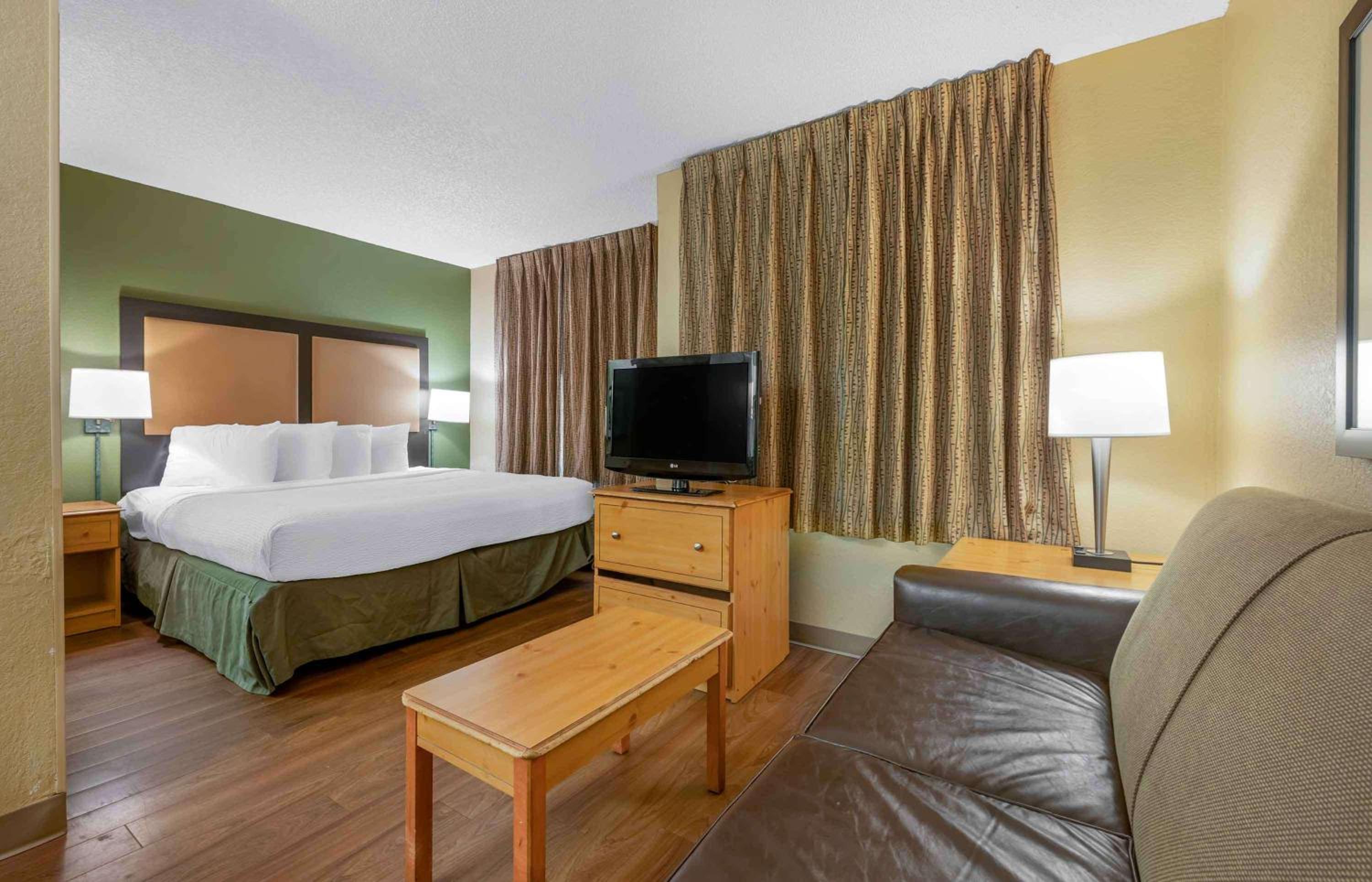 Deluxe Studio with 1 King Bed - Non-Smoking - Photo 13