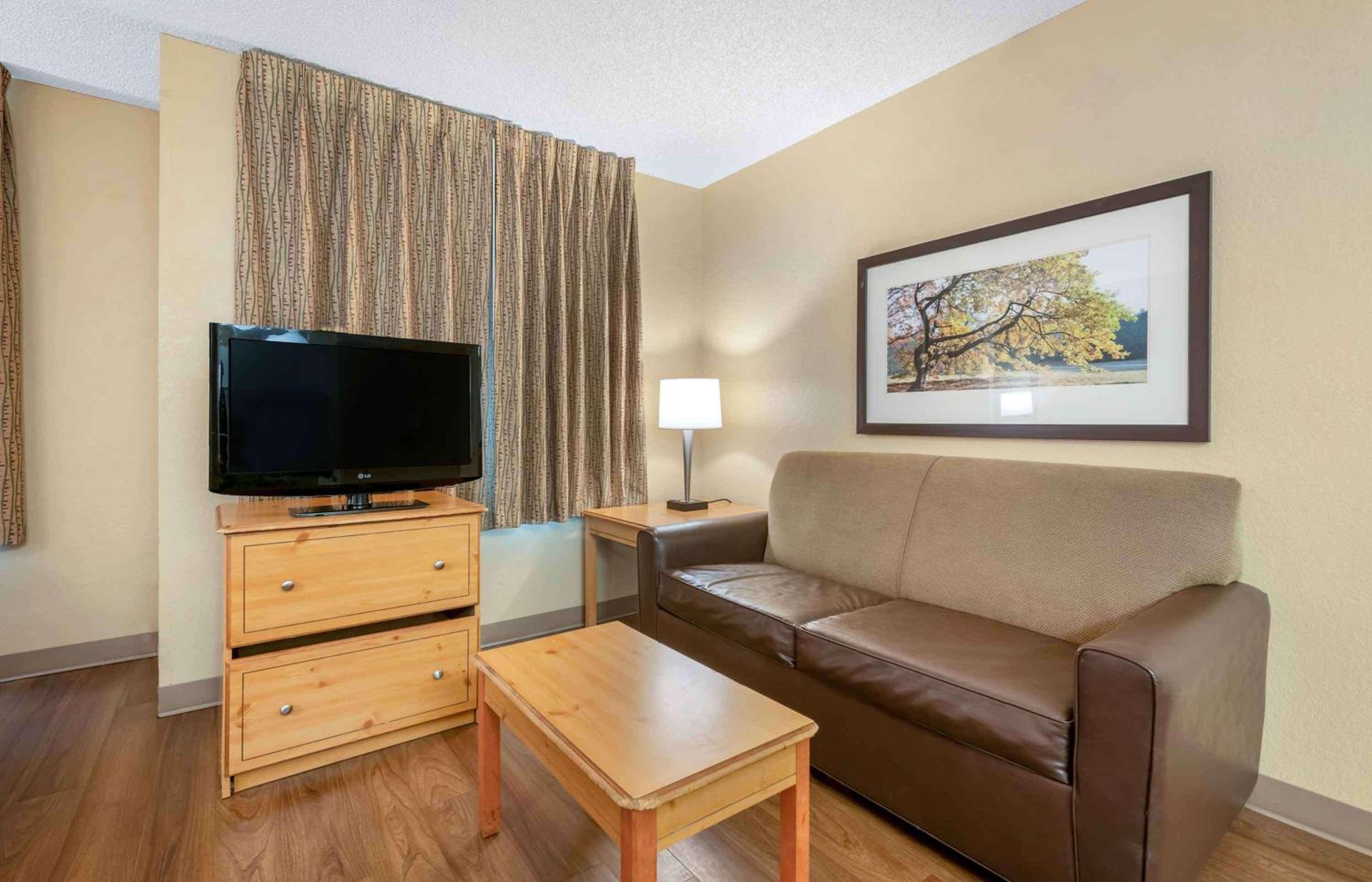 Deluxe Studio with 1 King Bed - Non-Smoking - Photo 8