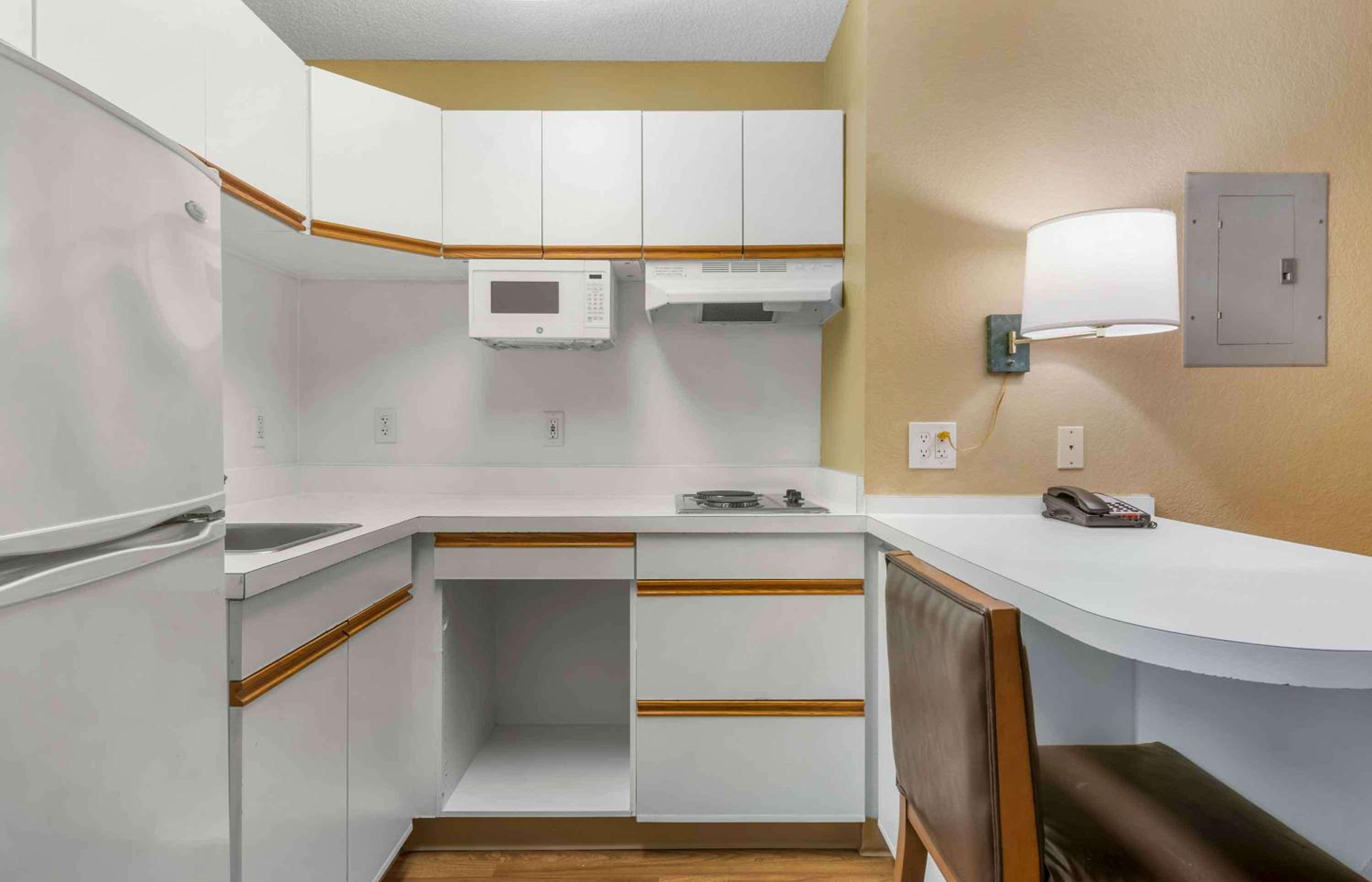 Deluxe Studio with 1 King Bed - Non-Smoking - Photo 9