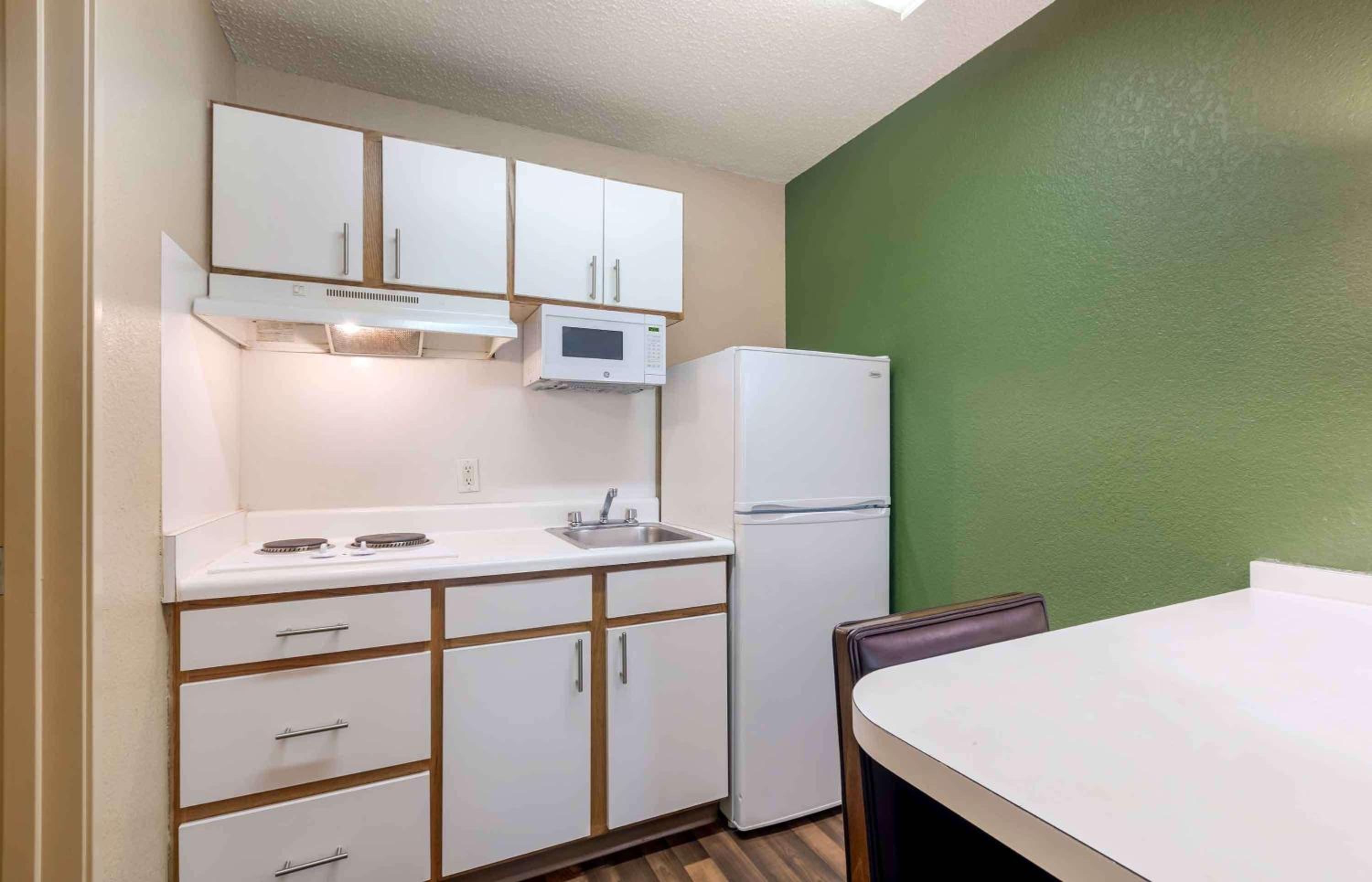 Deluxe Studio with 1 Queen Bed - Non-Smoking - Photo 9