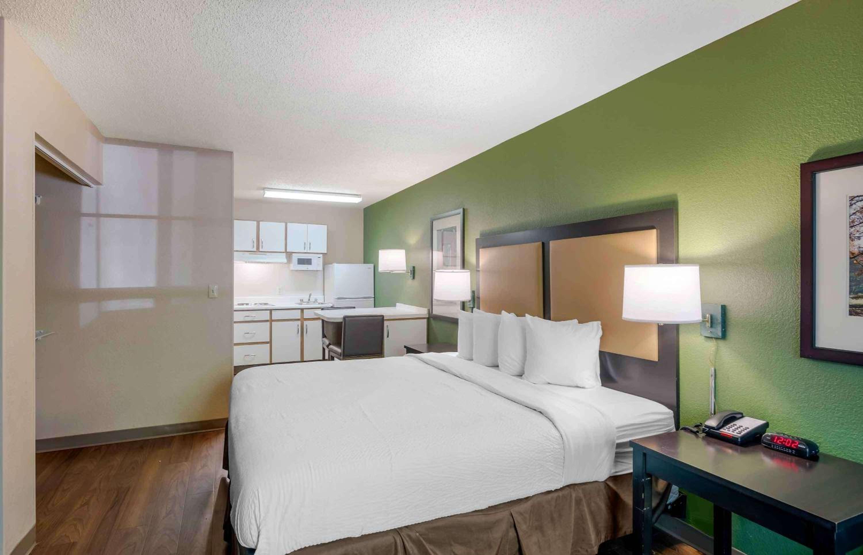 Deluxe Studio with 1 King Bed - Non-Smoking - Photo 10