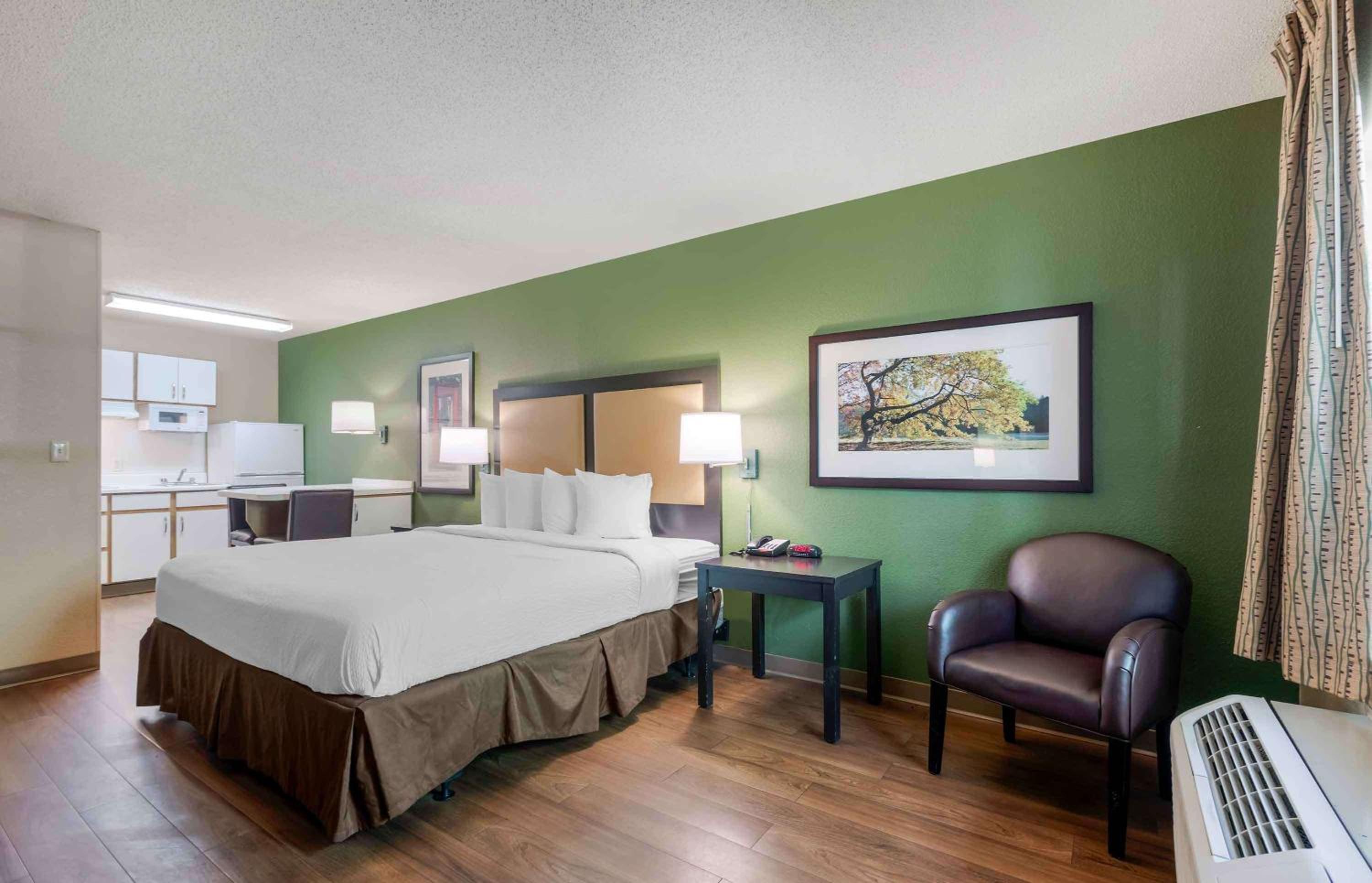 Deluxe Studio with 1 King Bed - Non-Smoking - Photo 11
