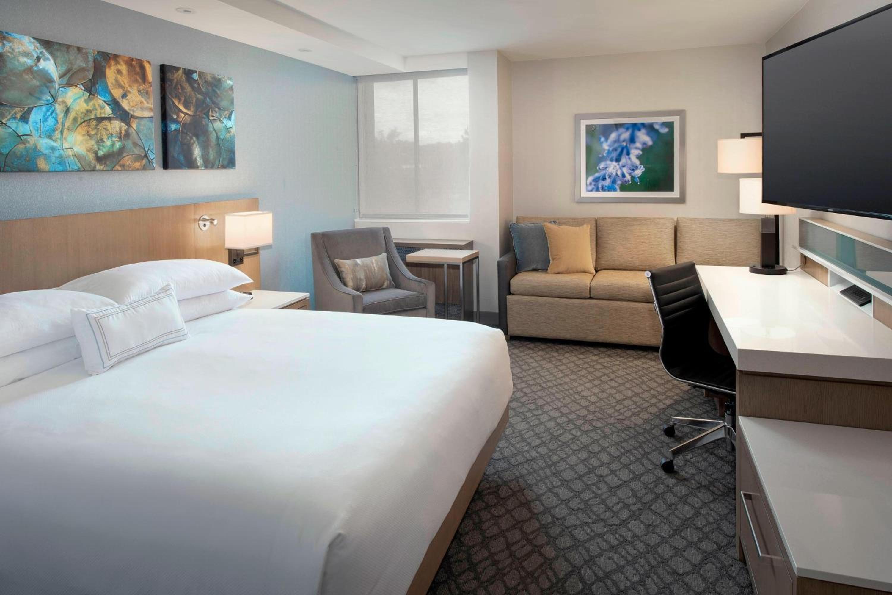King Room with Sofa Bed - Photo 4