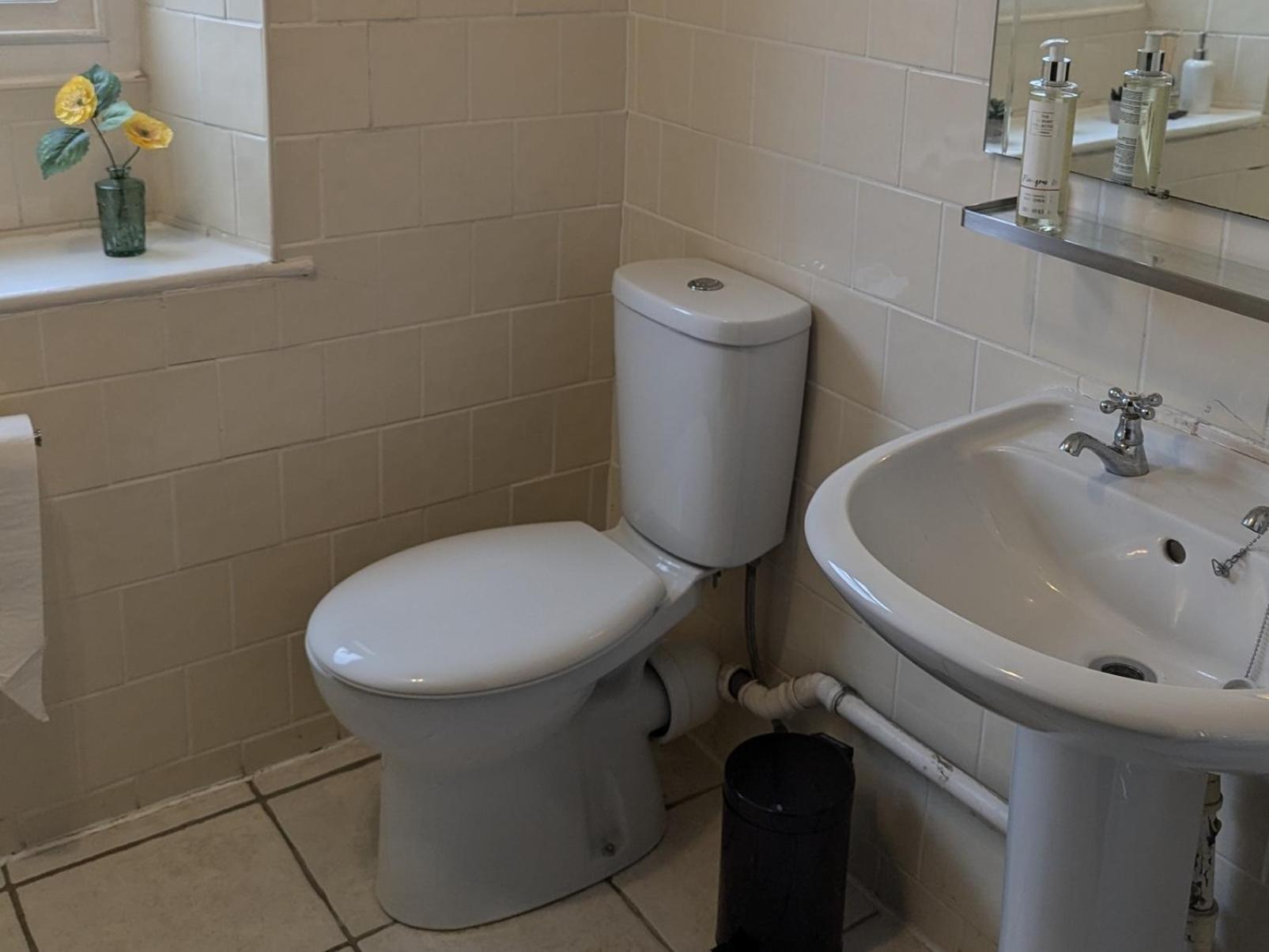 Double Room with Private Bathroom - Photo 3