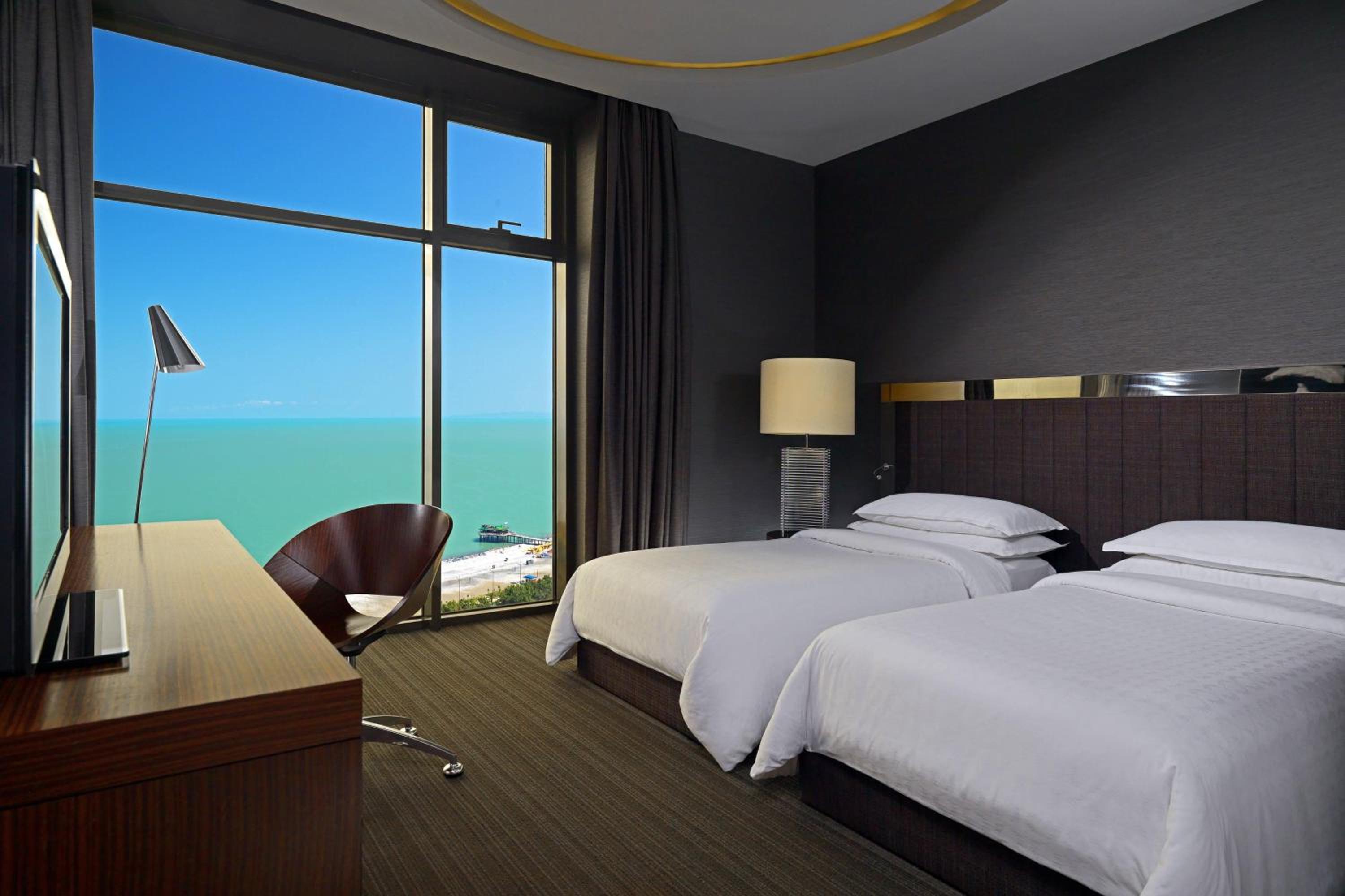 Club Deluxe King Room, Club lounge access, Guest room - Photo 1