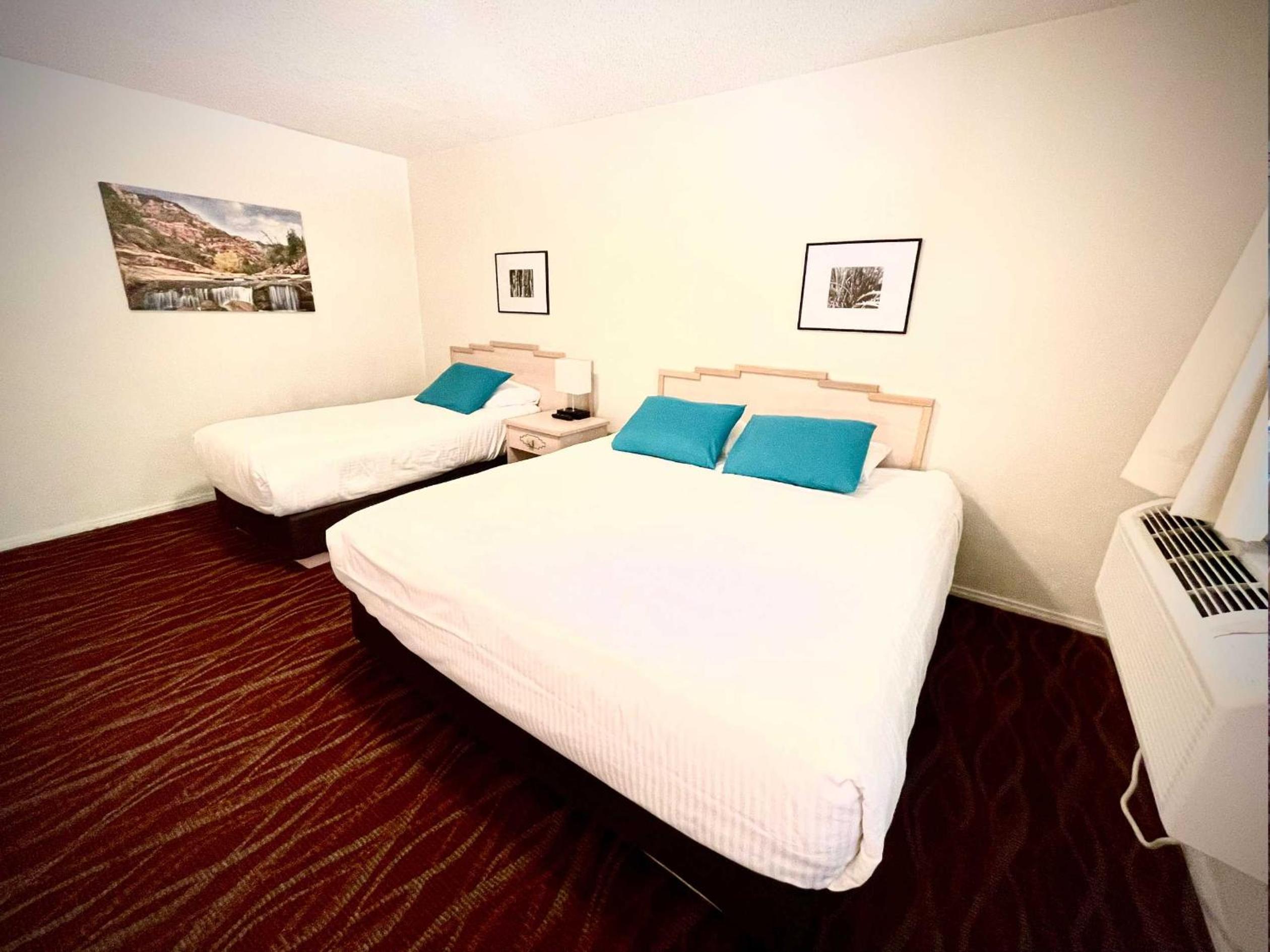 Room With King Bed And Twin Bed photo 1