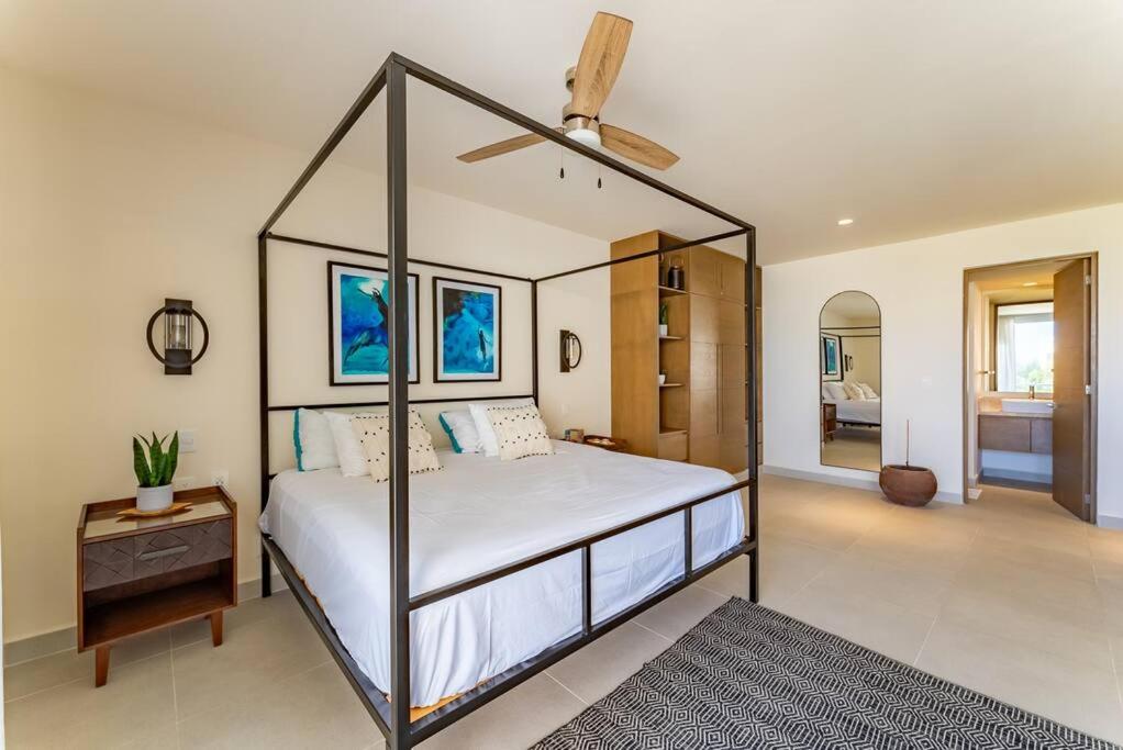 One-Bedroom Apartment with Balcony and Sea View photo 2