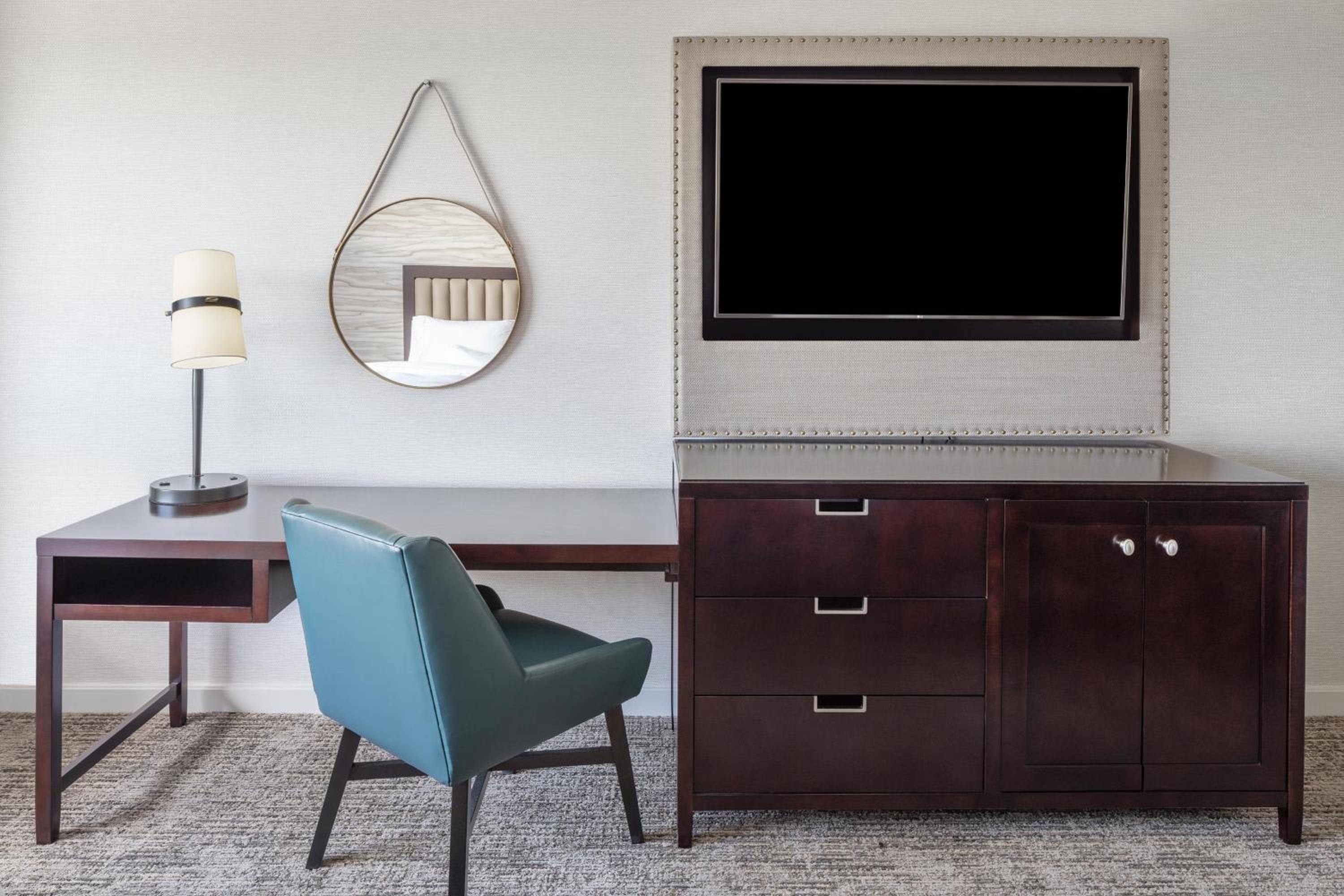 Club Level Guest Room with Two Queen Beds - Photo 2