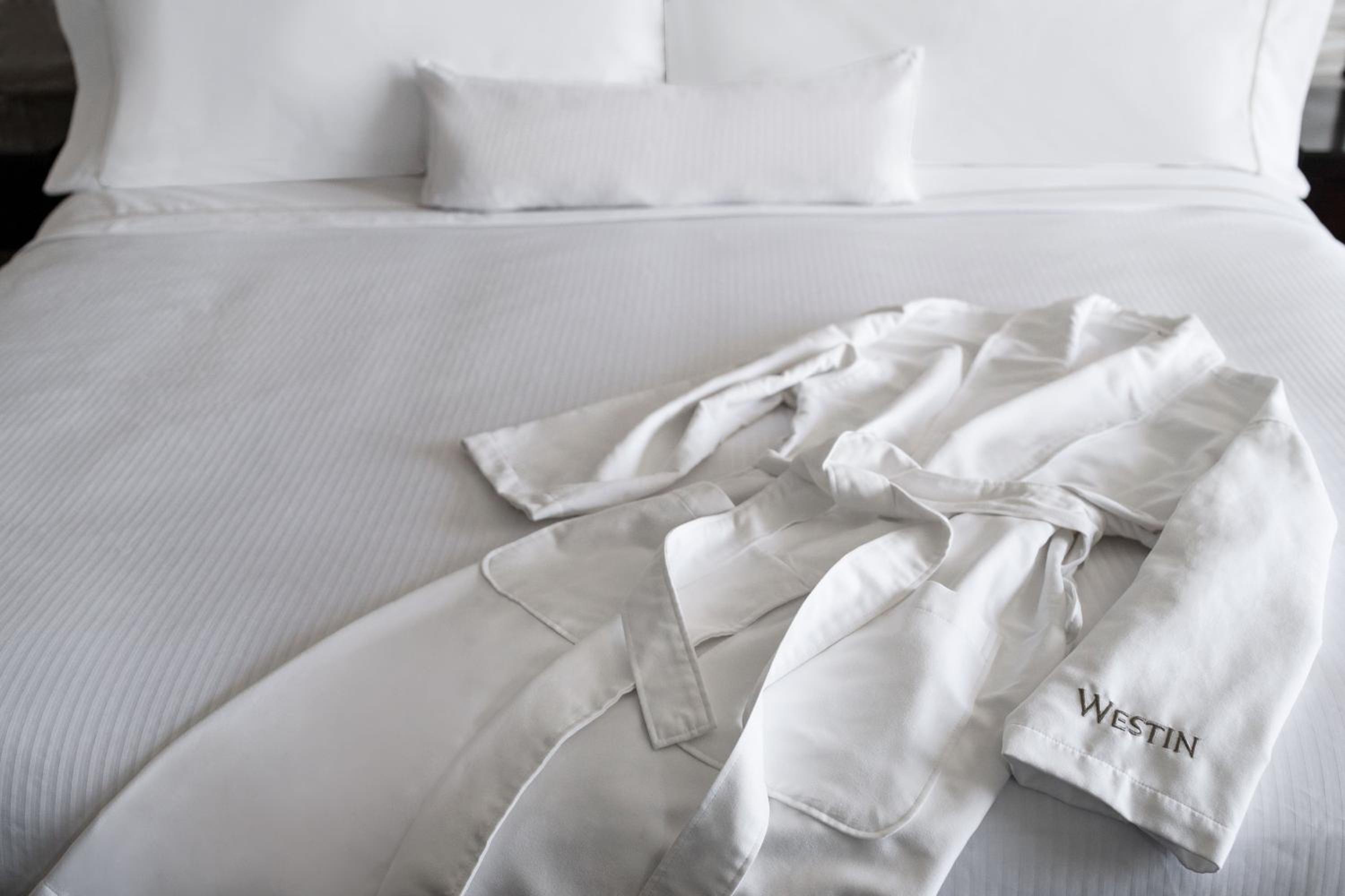 Club Level Guest Room with Two Queen Beds - Photo 6