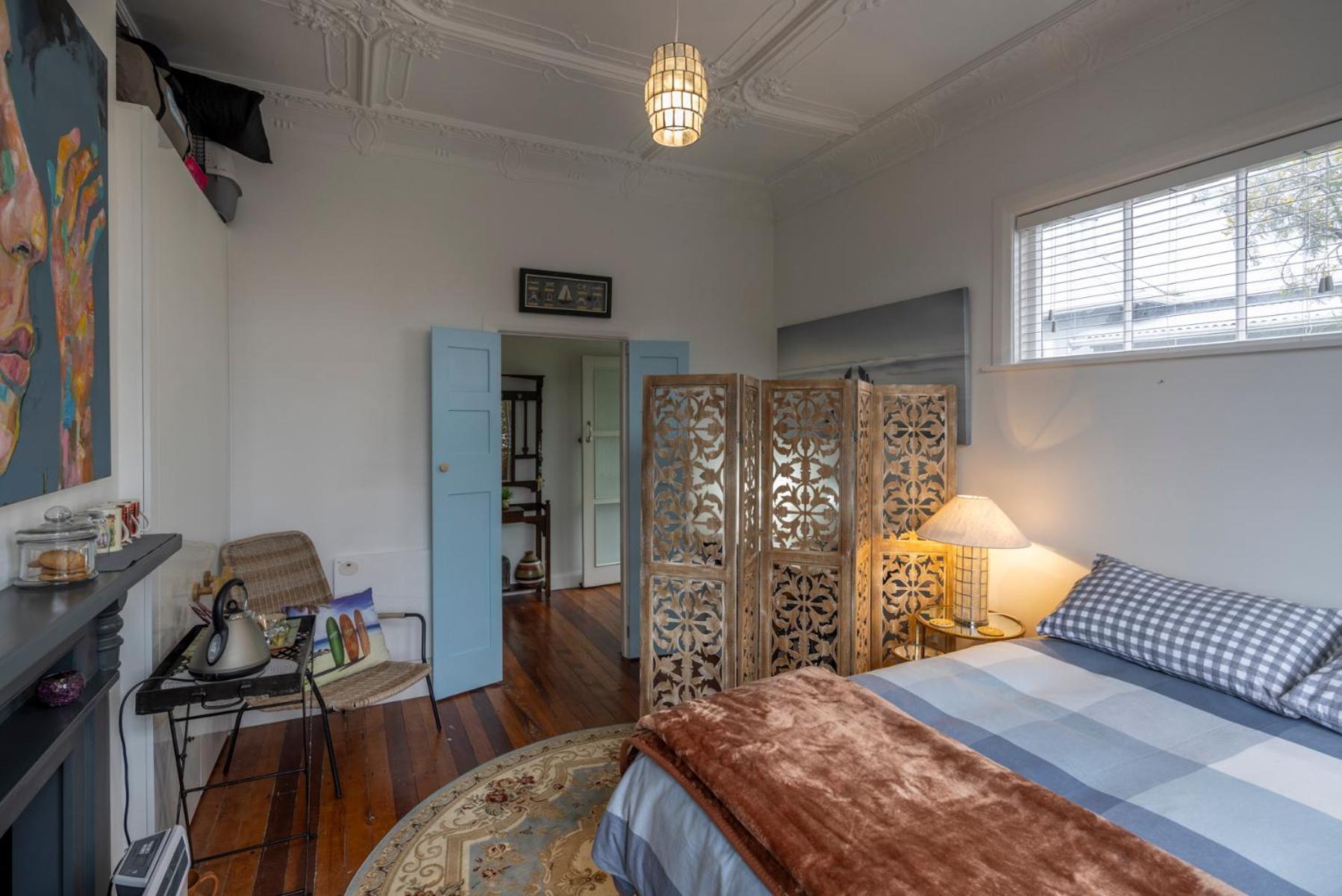 Queen Room with Shared Bathroom photo 1
