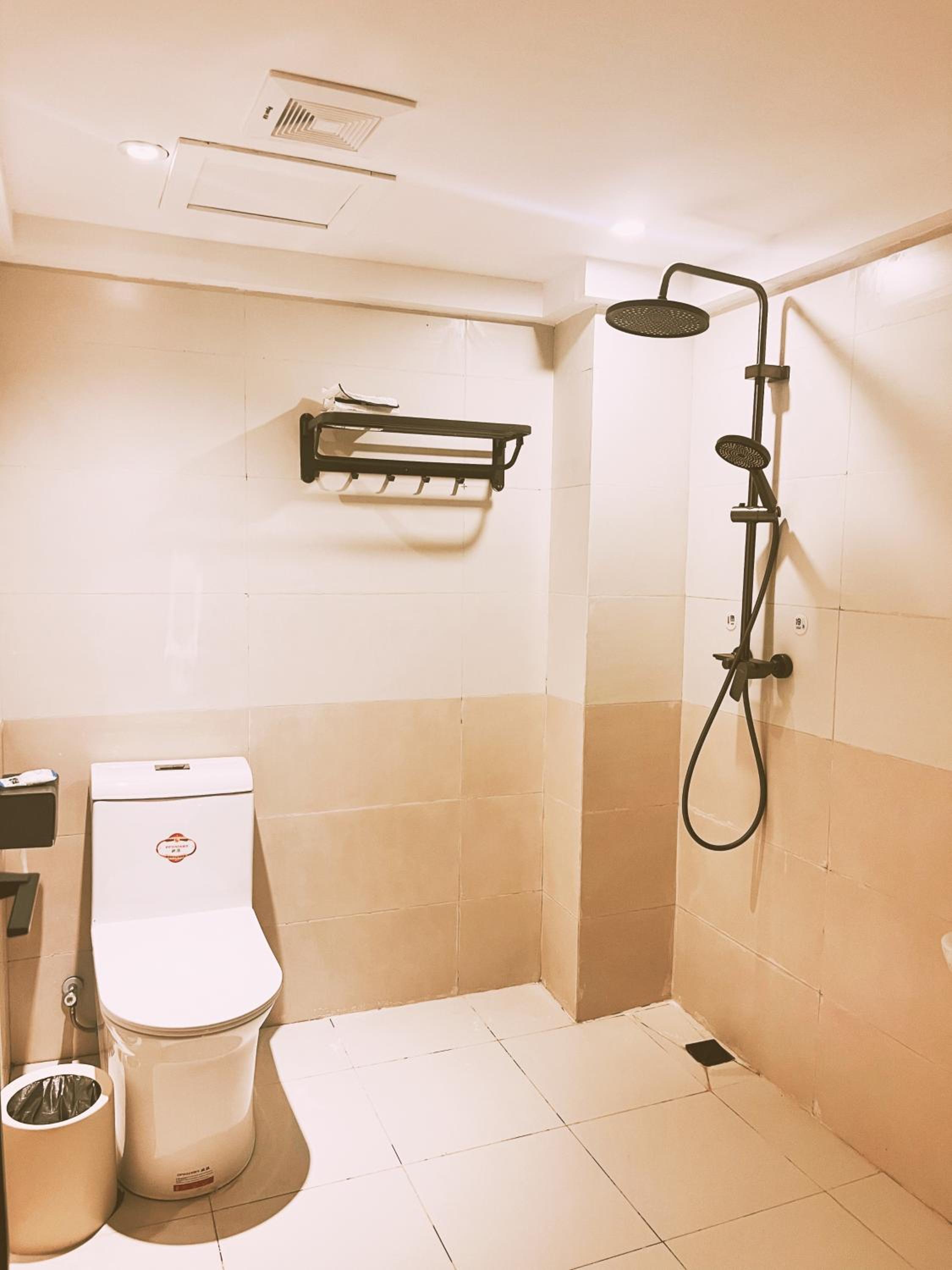 Quadruple Room with Shared Bathroom photo 3