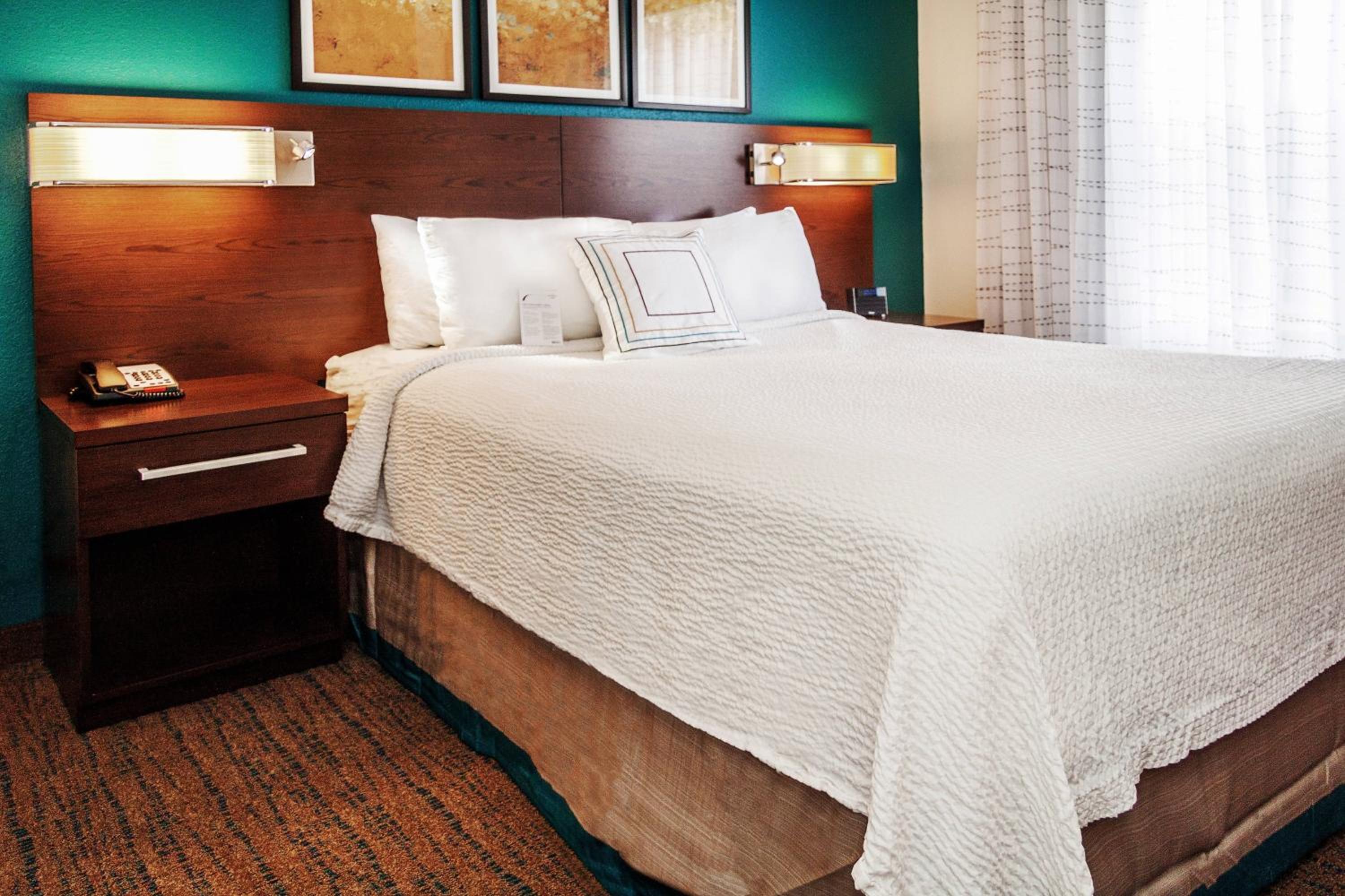 One-Bedroom Queen Suite with Sofa Bed - Photo 5