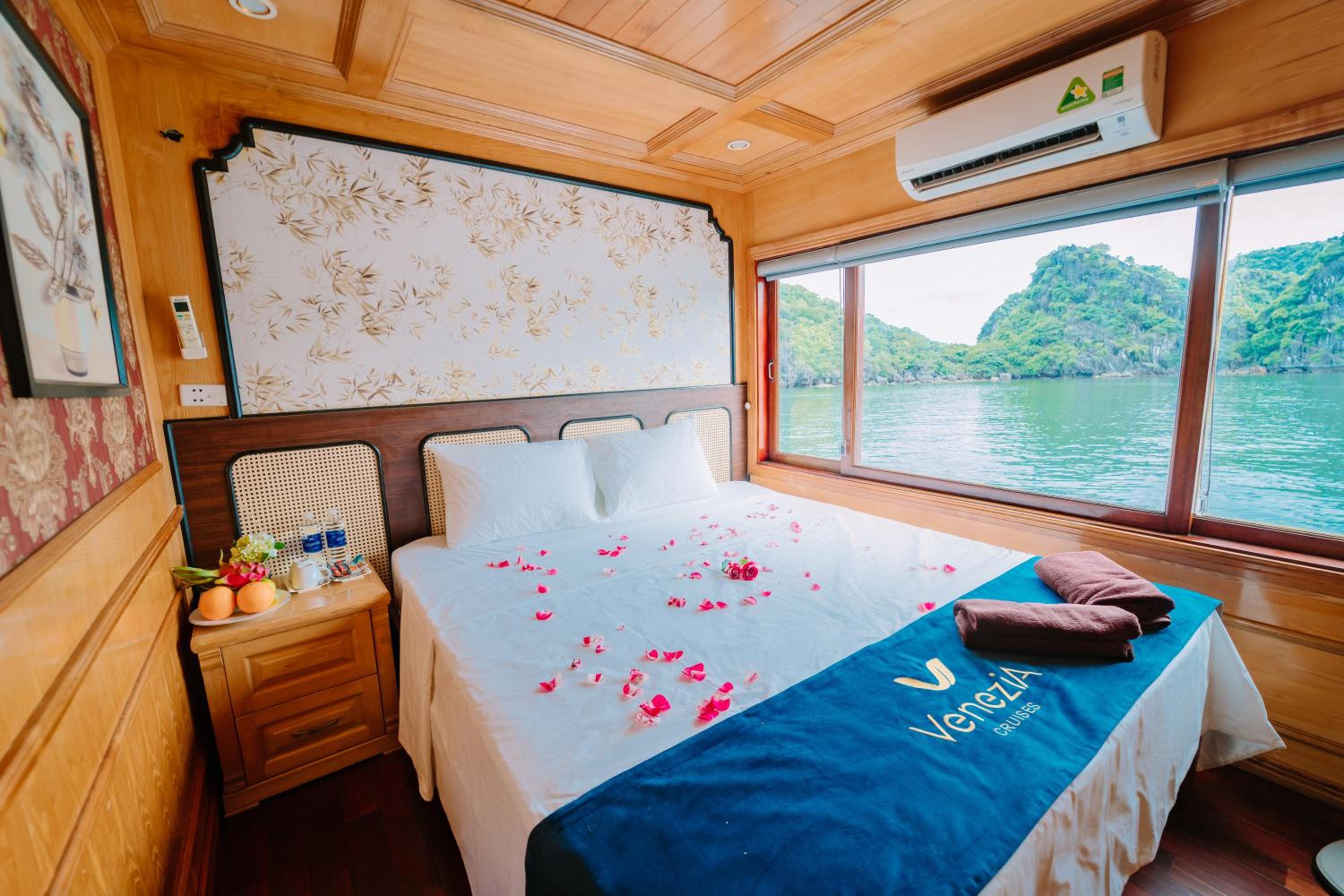 Deluxe Double/Twin Cabin with Ocean view (Including bus Hanoi Old Quarter - Cruise - Hanoi Old Quarter) photo 2