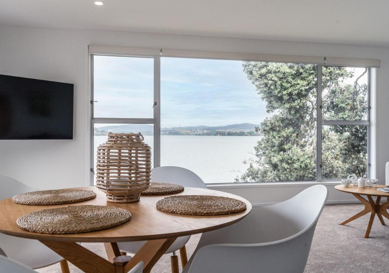 One-Bedroom Apartment with Balcony and Water View photo 3