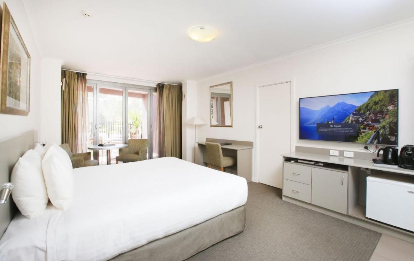 King Room with Balcony - Photo 1