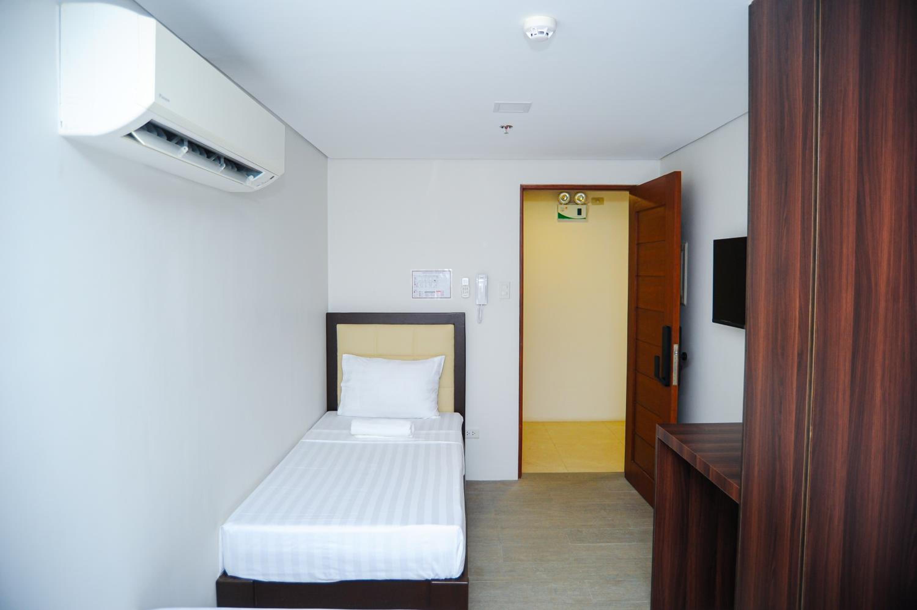 Standard Queen Room