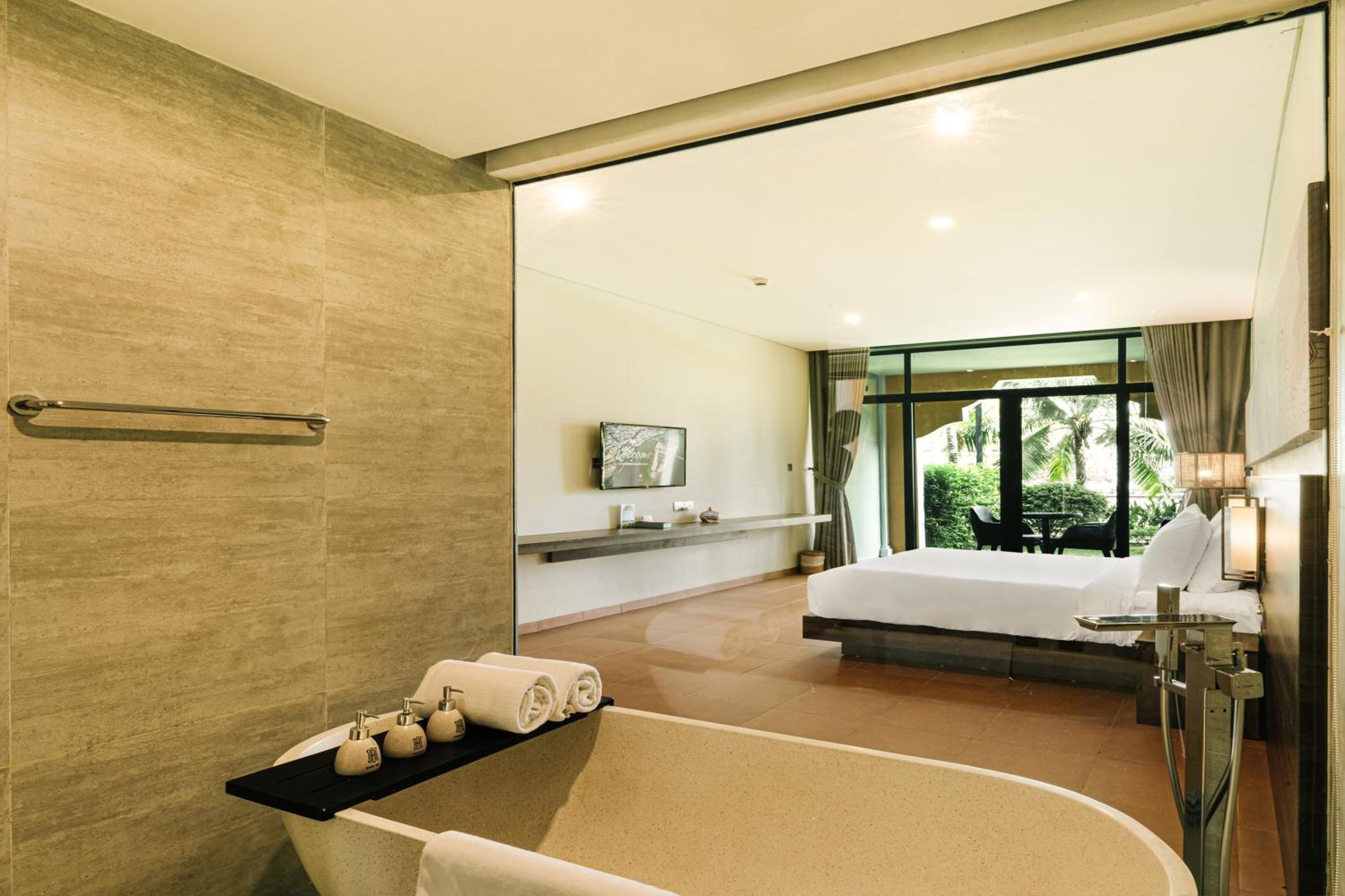 Premier King Room with River View - Photo 5