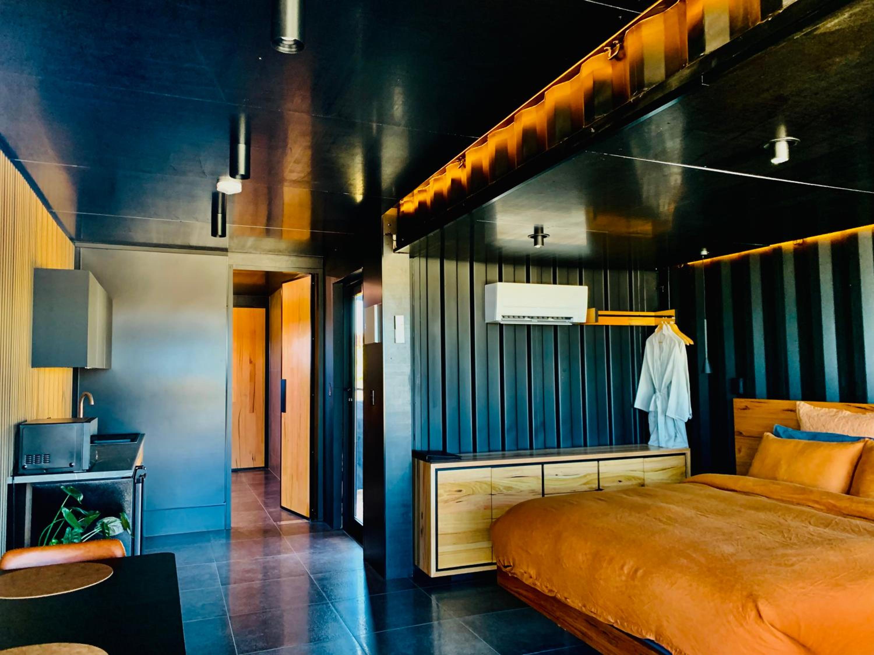 One-Bedroom House photo 1