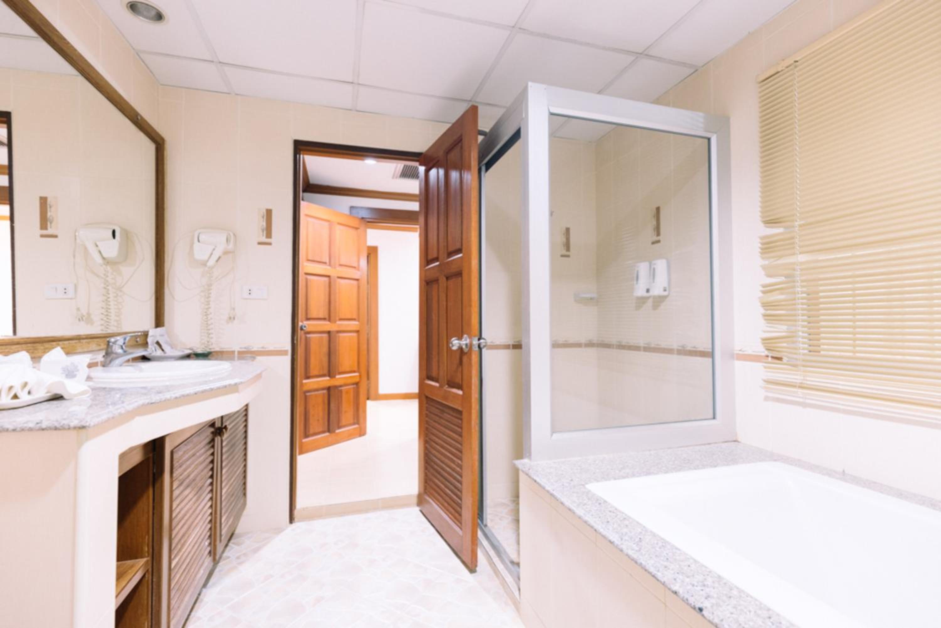 One-Bedroom Suite with City View photo 3