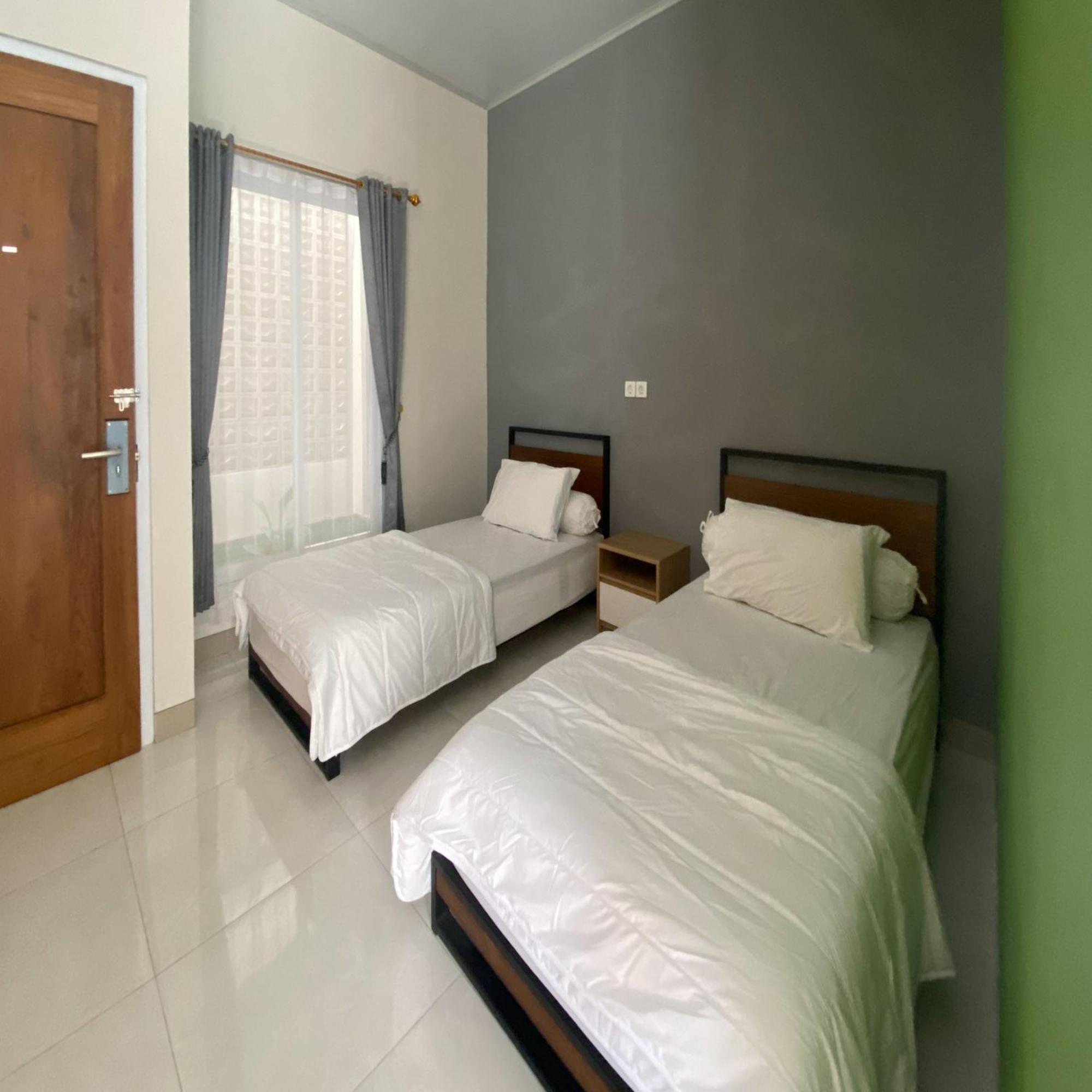 Standard Twin Room - Photo 1