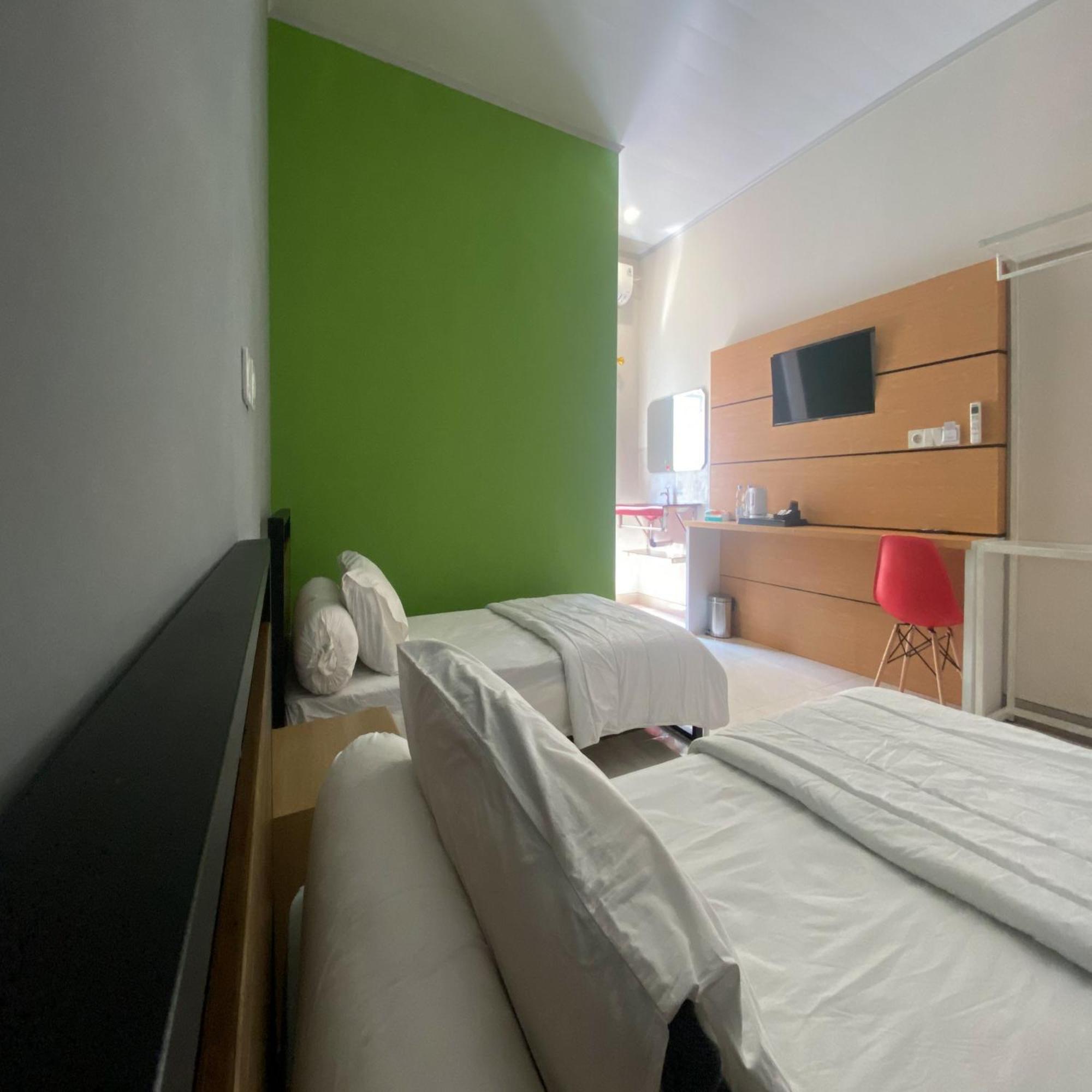 Standard Twin Room - Photo 4