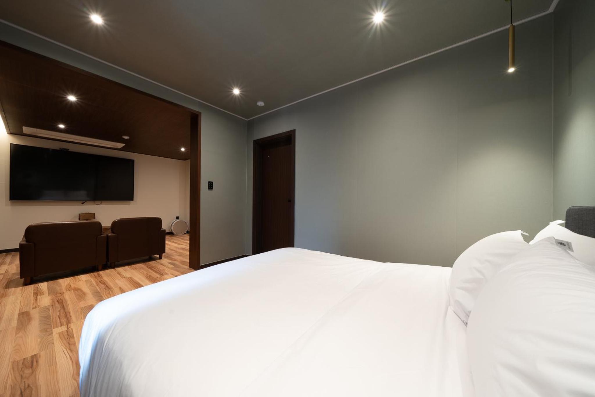 Suite - Photo 5