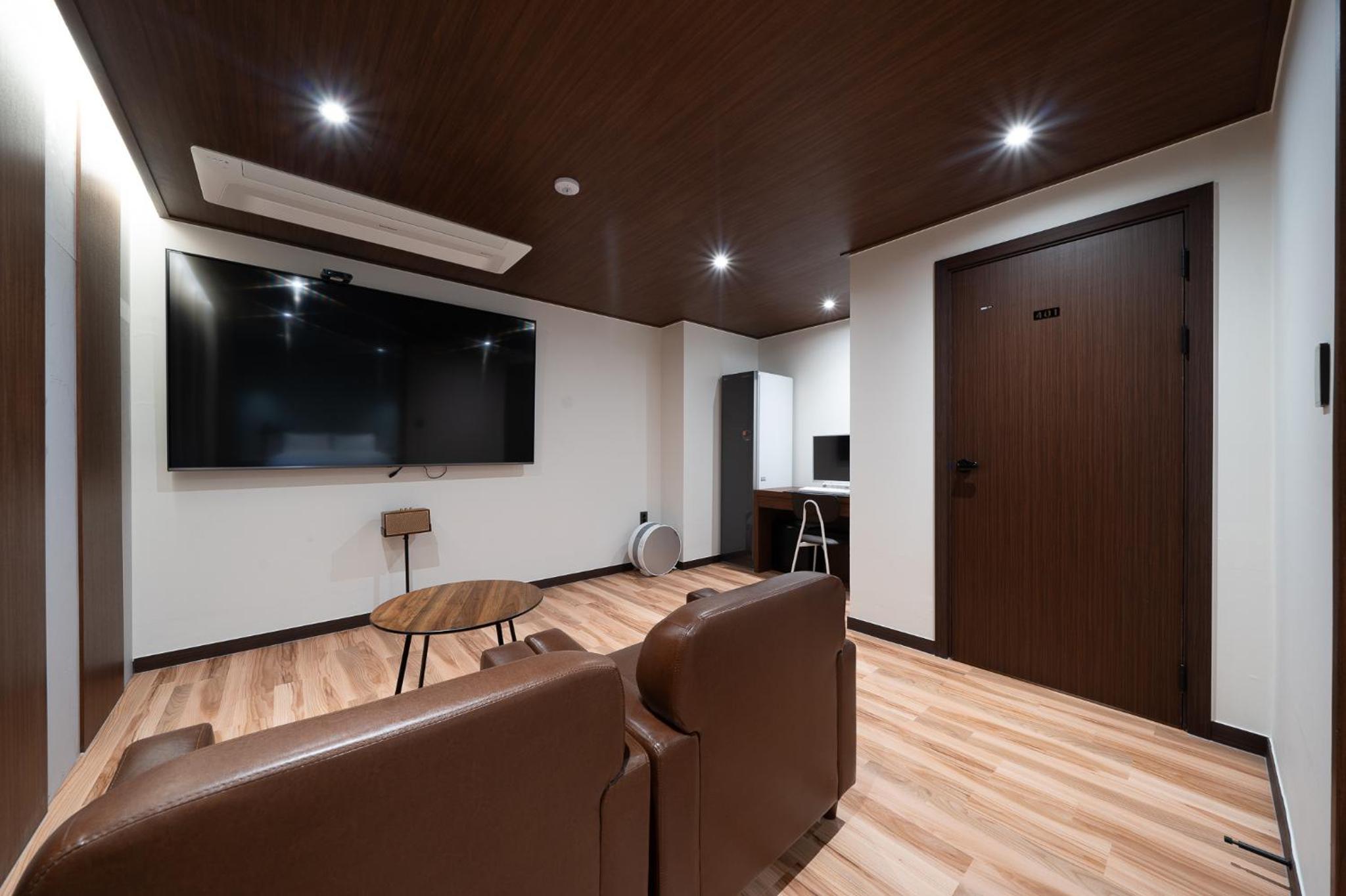 Suite - Photo 1