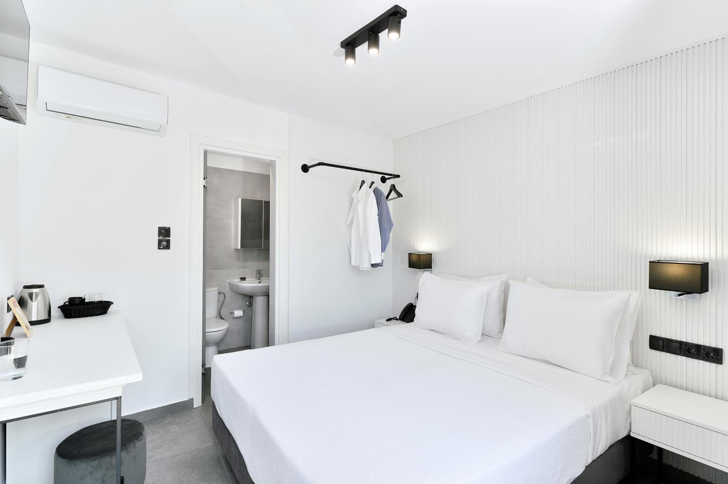 Budget Double Room photo 3