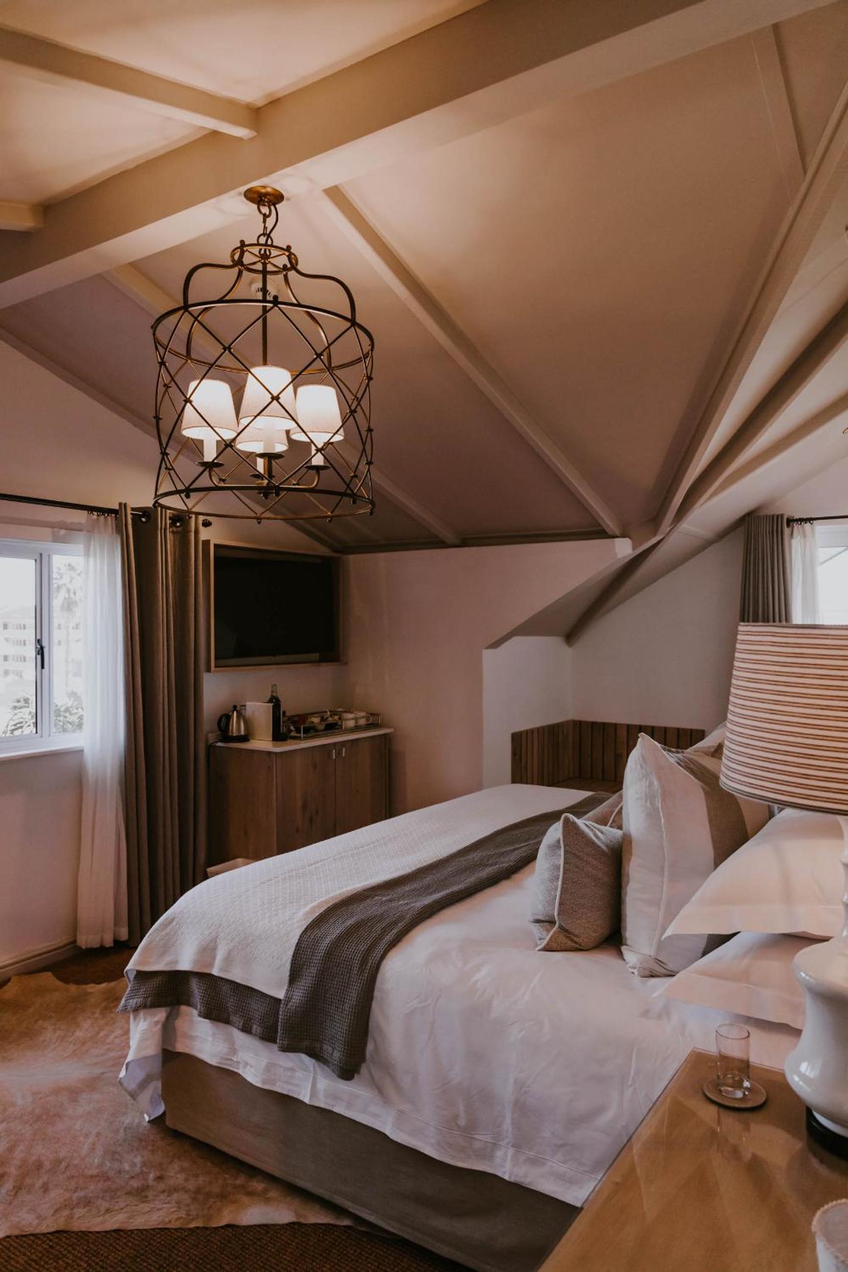 King Room with Balcony - Photo 8
