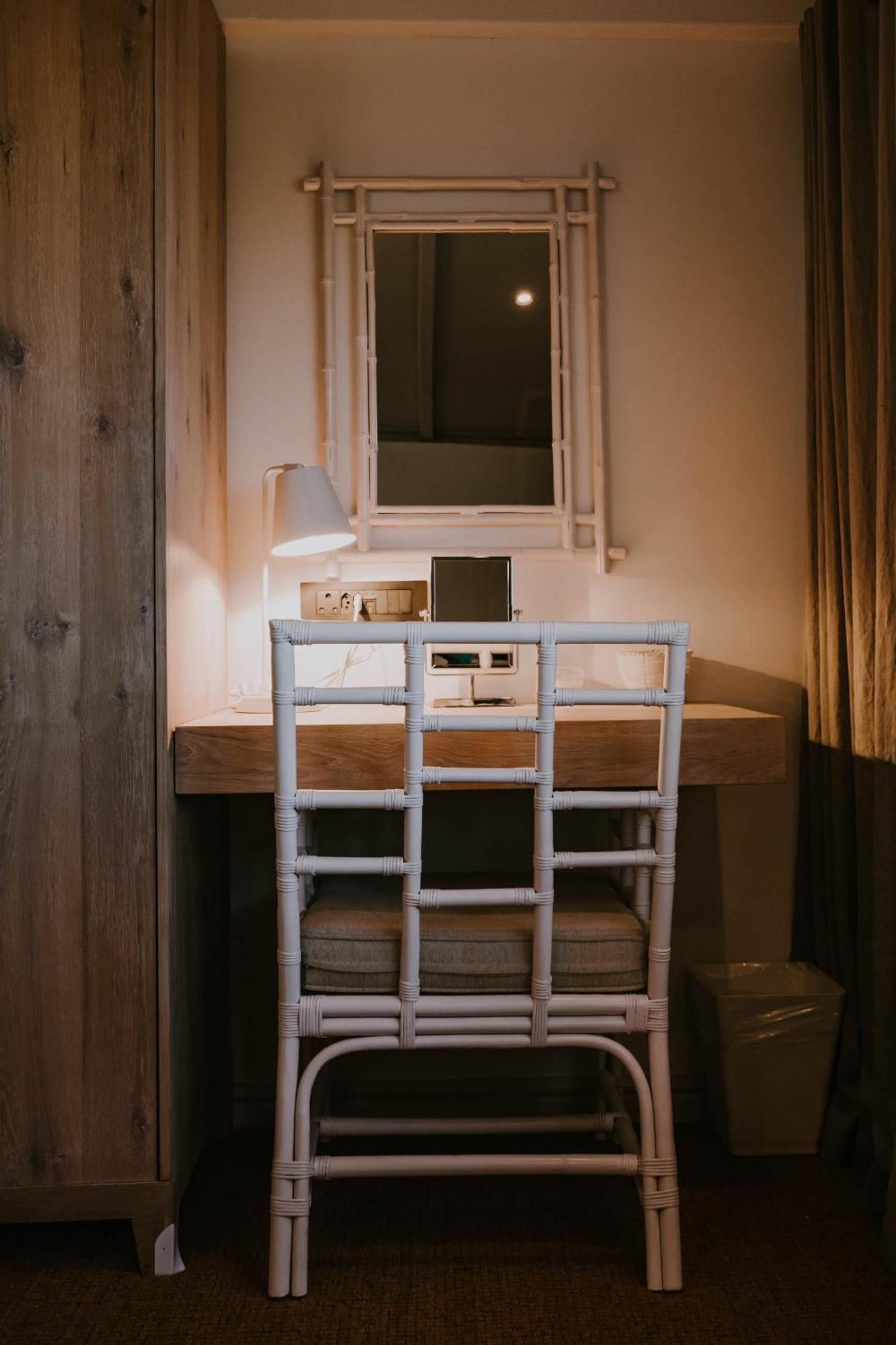 King Room with Balcony - Photo 4