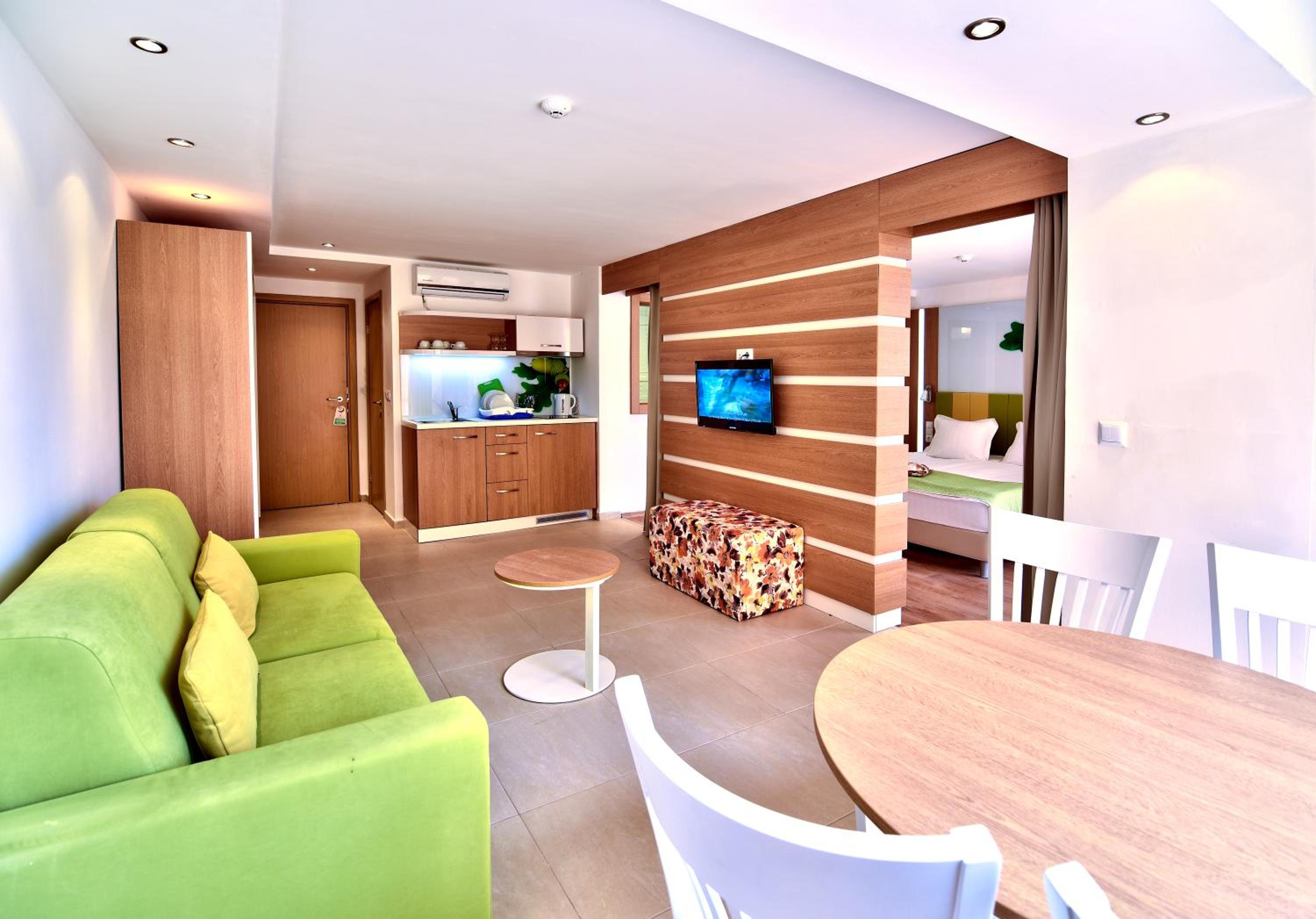 Studio with Balcony (2 Adults + 1 Child) - Ground Floor - Free Parking photo 3