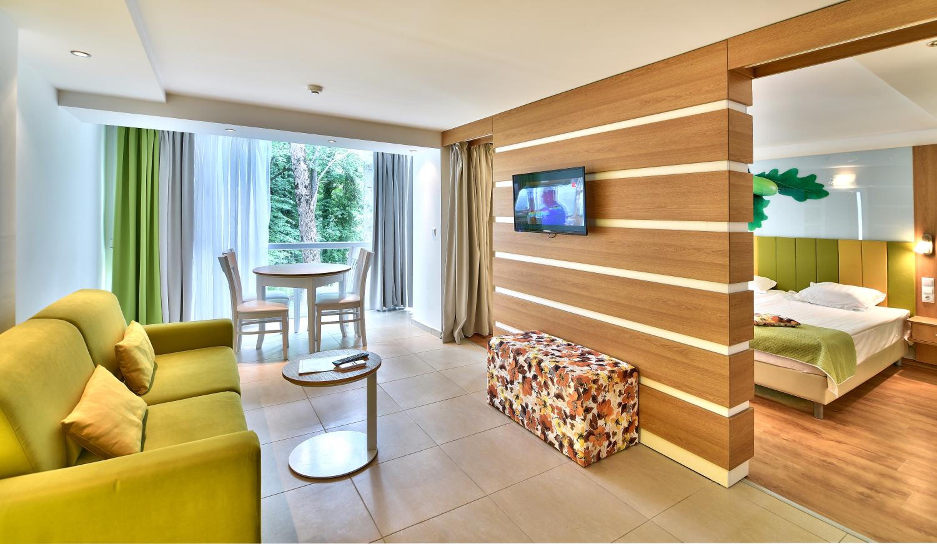 Standard Studio with Balcony ( 2 Adults + 1 Child) - Free Parking photo 3