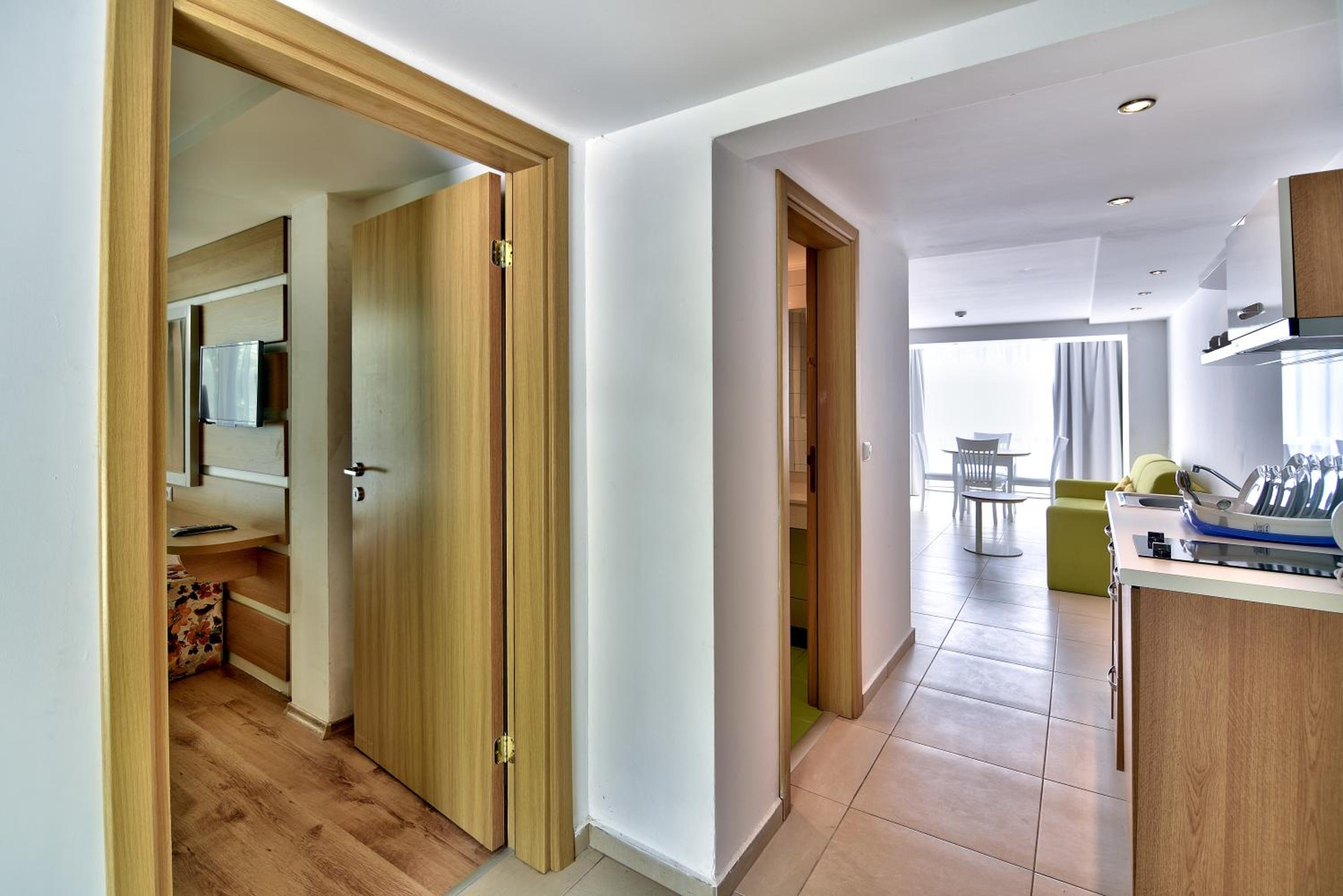 One-Bedroom Apartment ( 4 Adults + 1 Child) - Free Parking