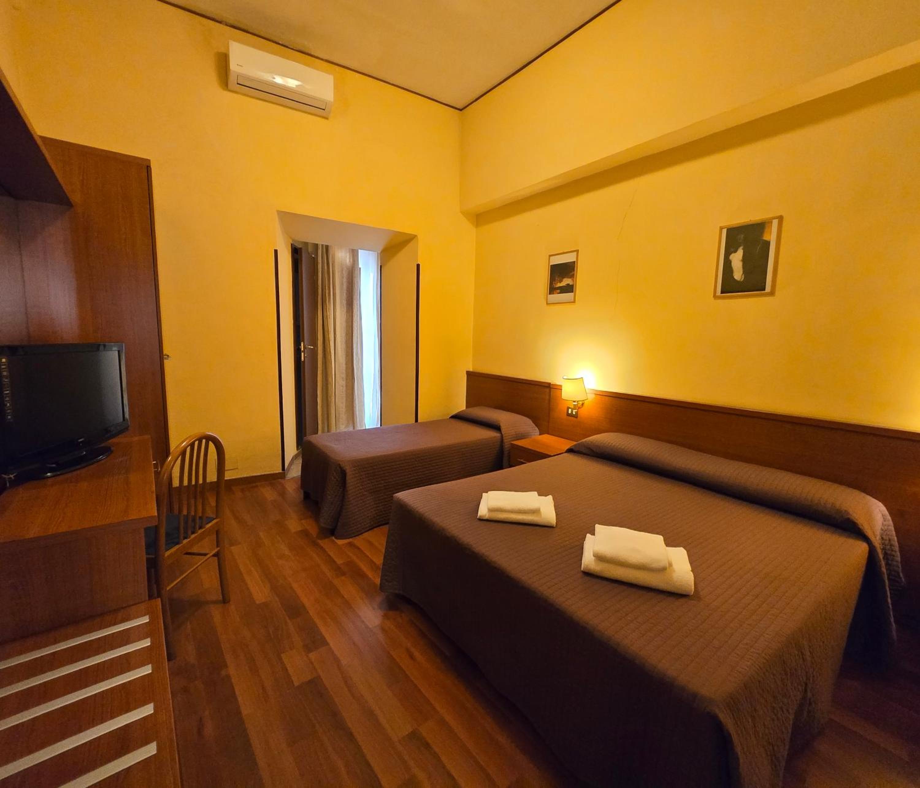 Triple Room with Private Bathroom photo 3