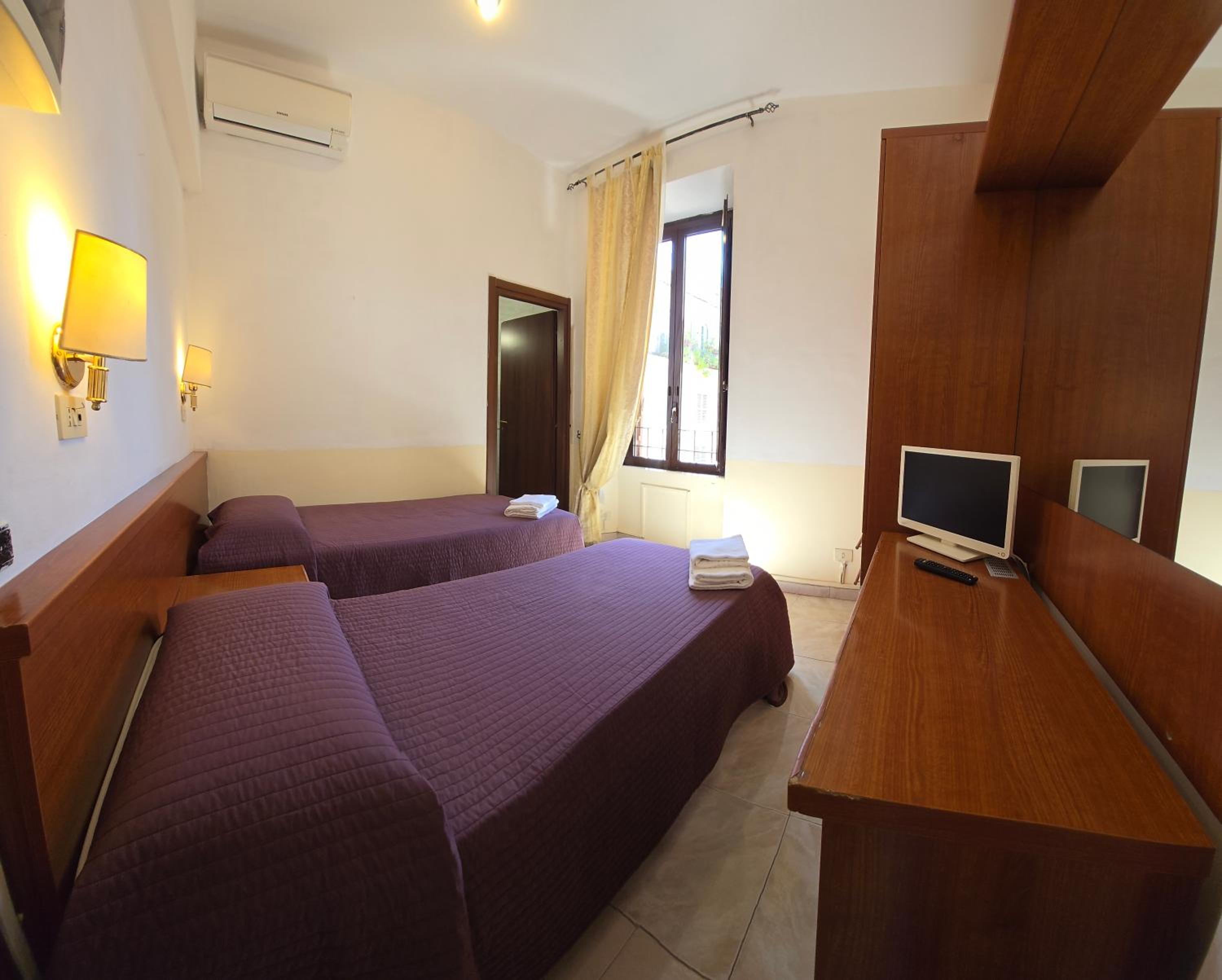 Small Twin Room photo 3