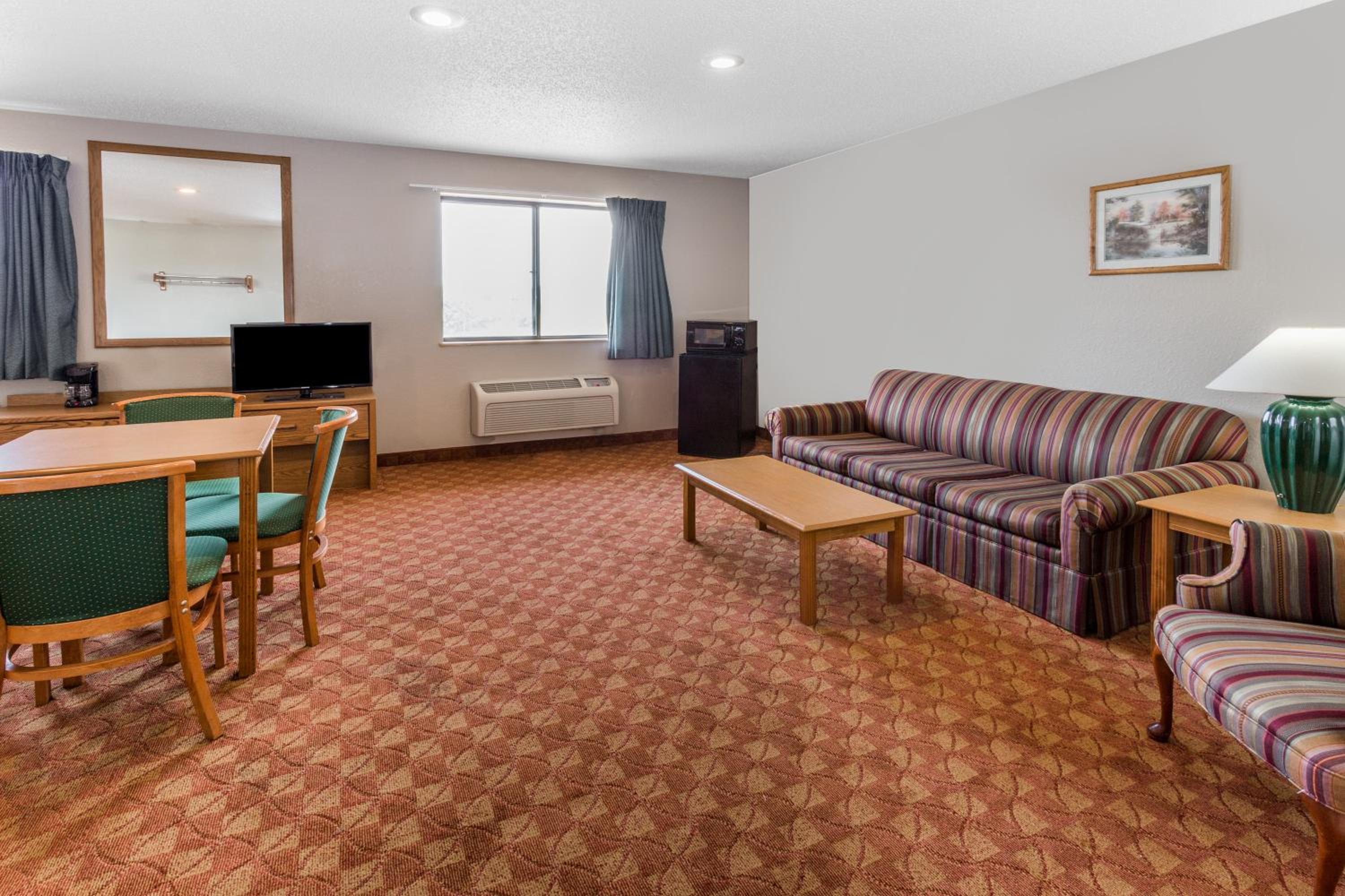 King Room - Non-Smoking - Photo 2
