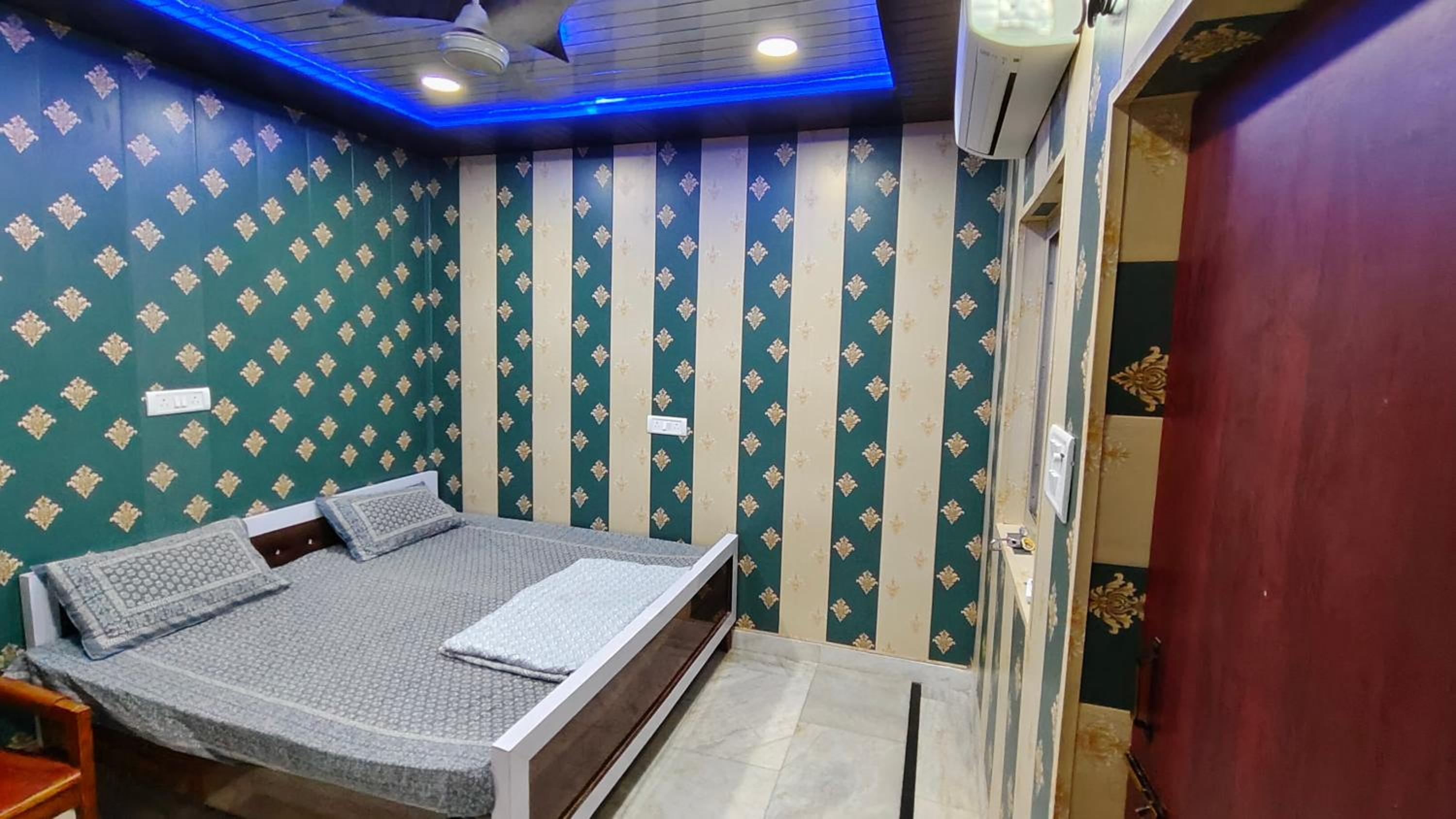 Deluxe Double Room (2 Adults + 1 Child) photo 3