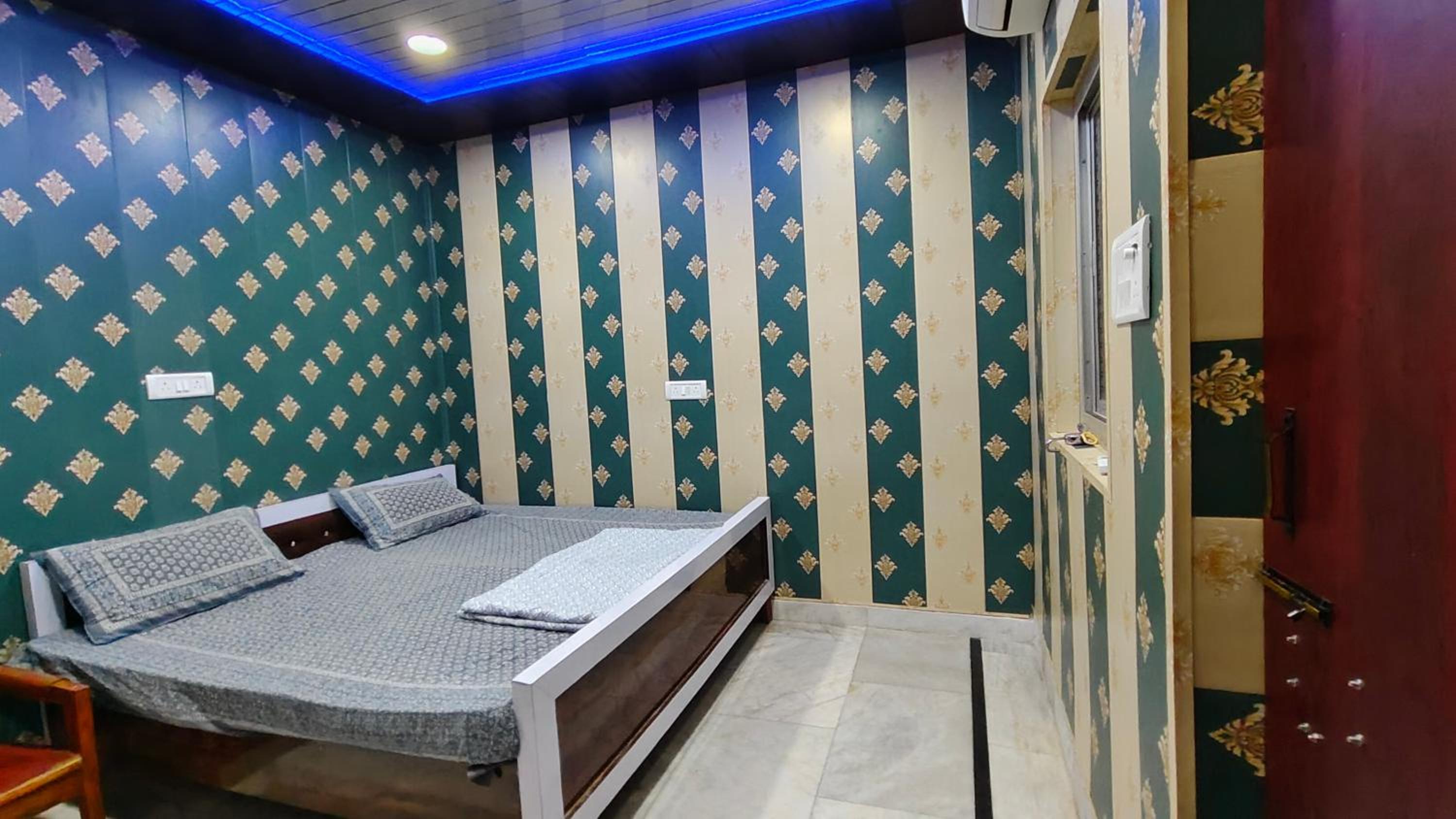 Deluxe Double Room (2 Adults + 1 Child) photo 2