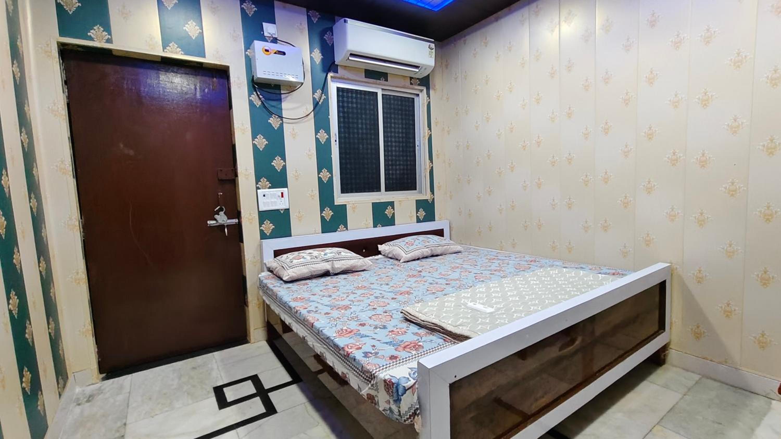 Deluxe Double Room (2 Adults + 1 Child) photo 3