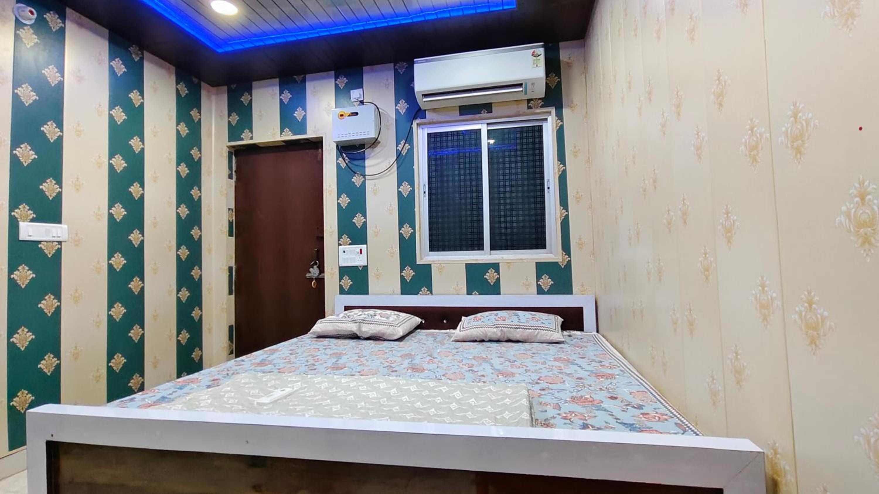 Deluxe Double Room (2 Adults + 1 Child) photo 2