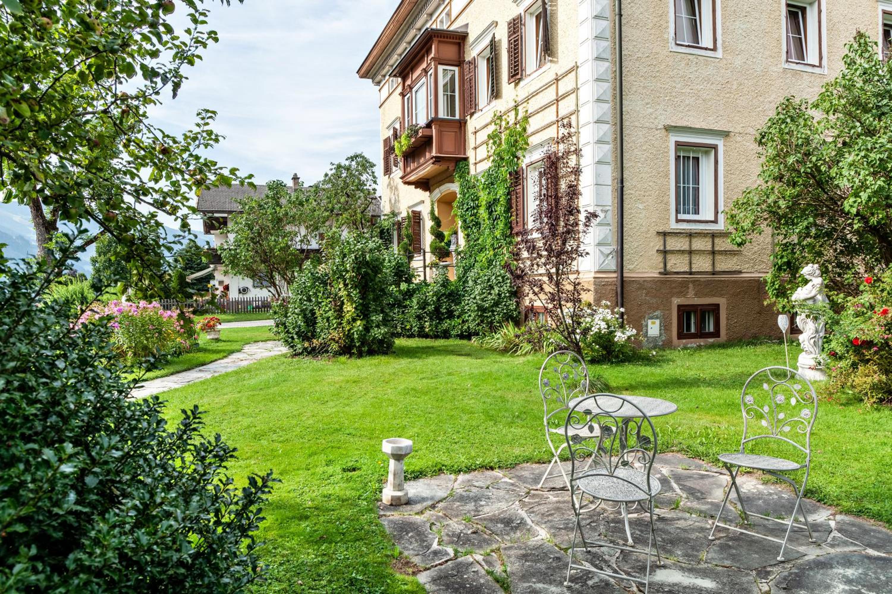 Two-Bedroom Deluxe Apartment with Garden View photo 3