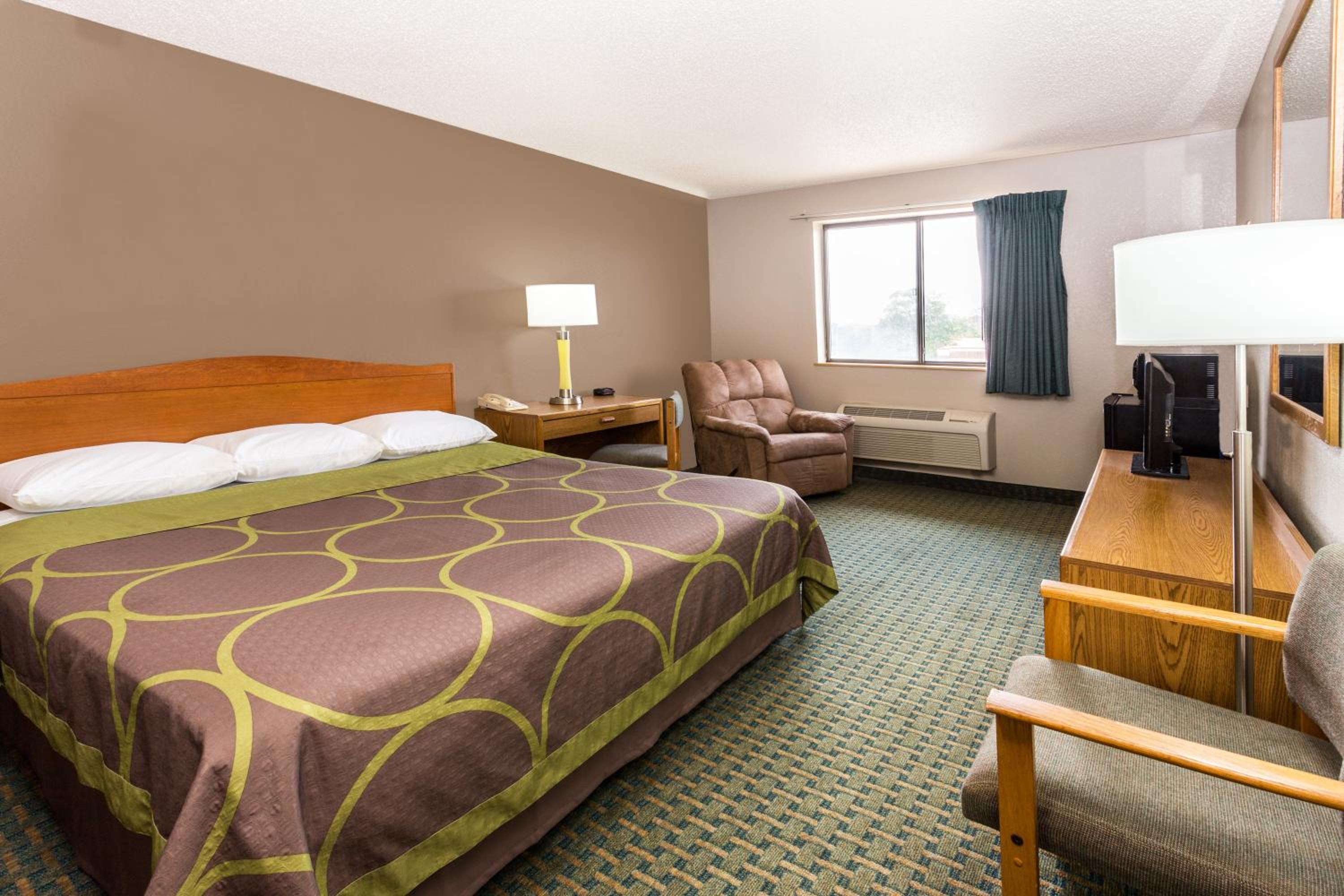 King Room - Non-Smoking - Photo 5