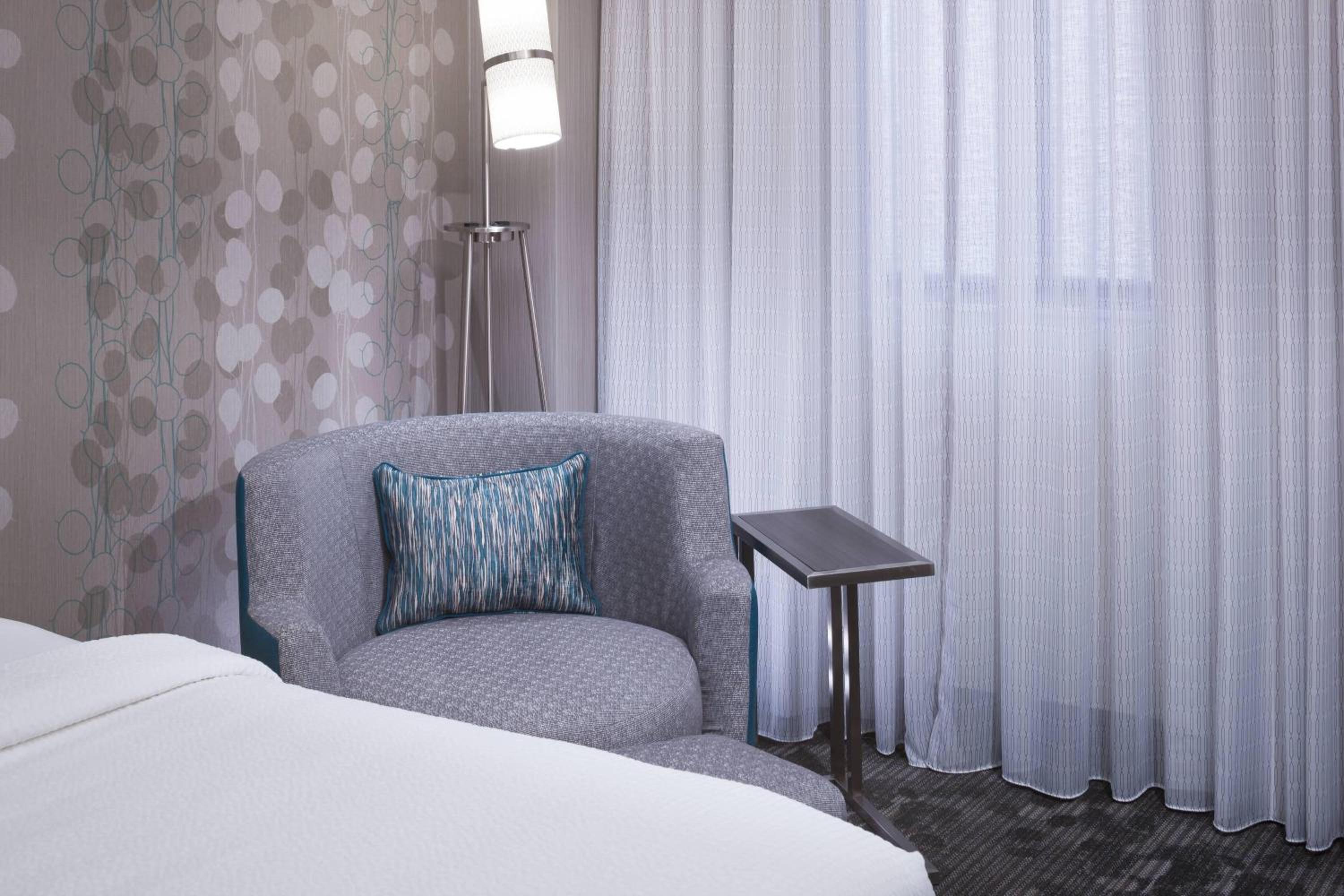 Queen Room with Two Queen Beds - Photo 3