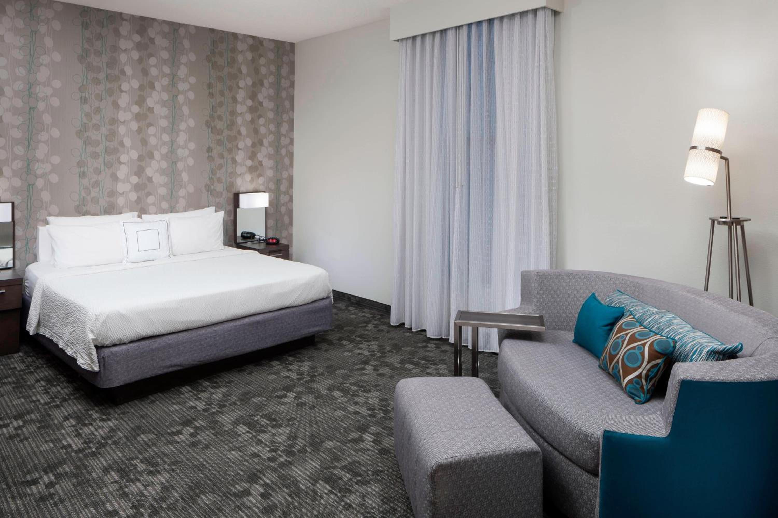 One-Bedroom Deluxe King Suite with Sofa Bed - Photo 3