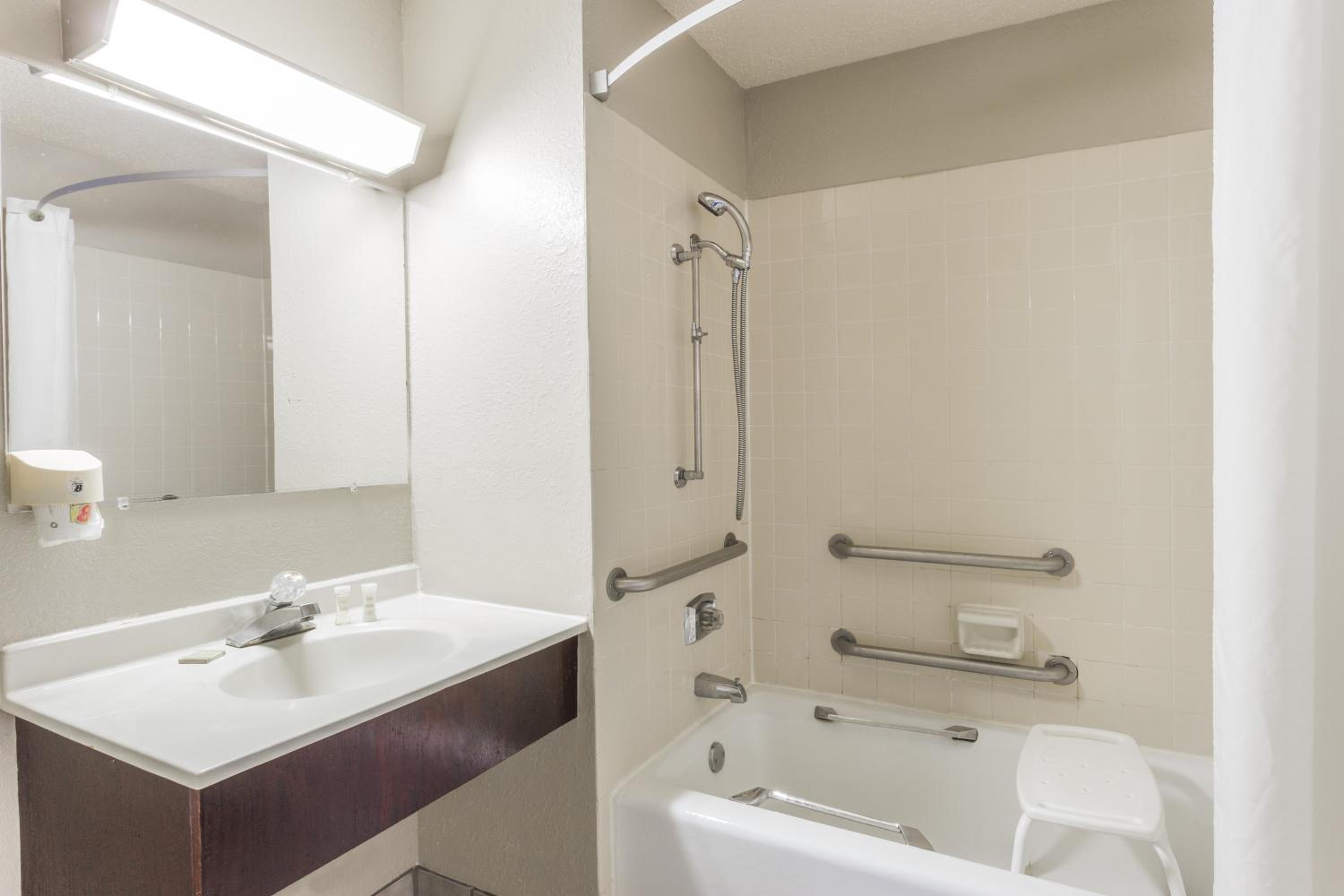 Queen Room - Disability Access/Non-Smoking - Photo 6